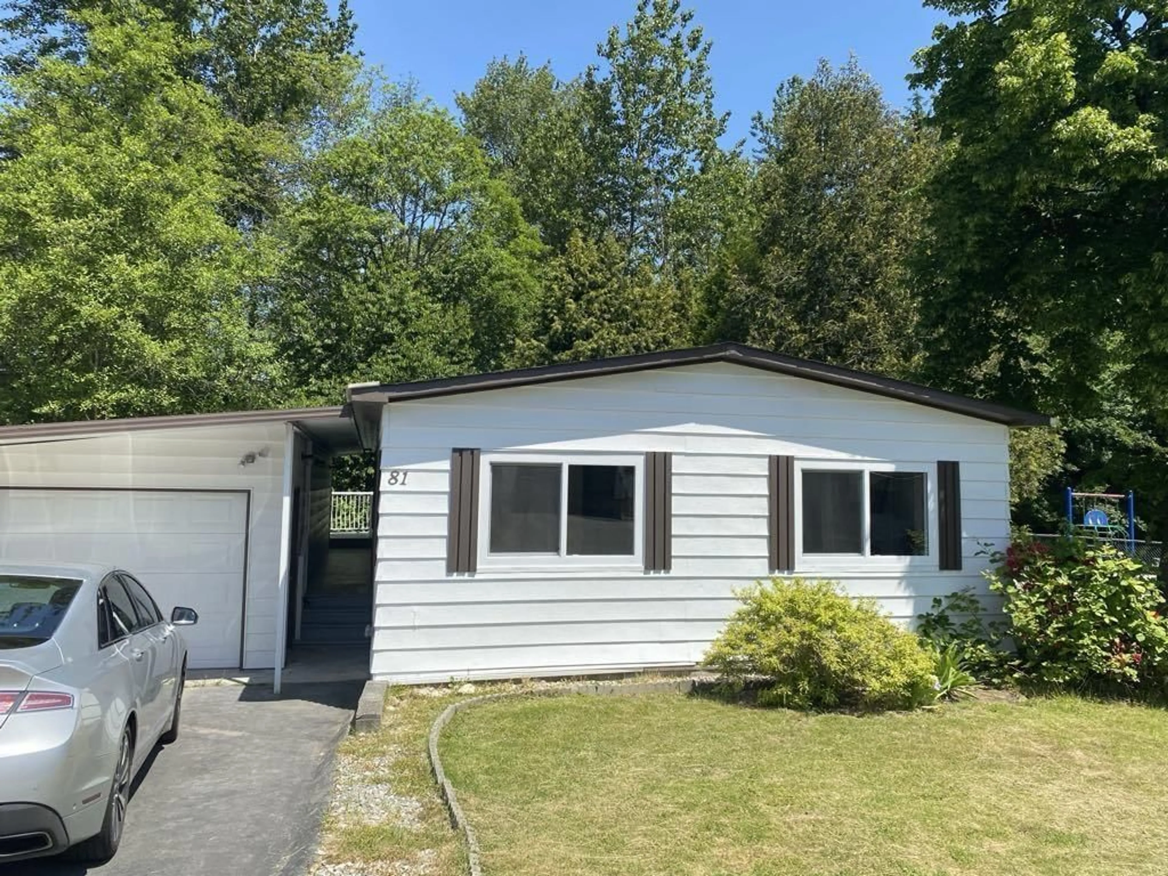 Home with vinyl exterior material, street for 81 - 8220 KING GEORGE, Surrey British Columbia V3W6E1