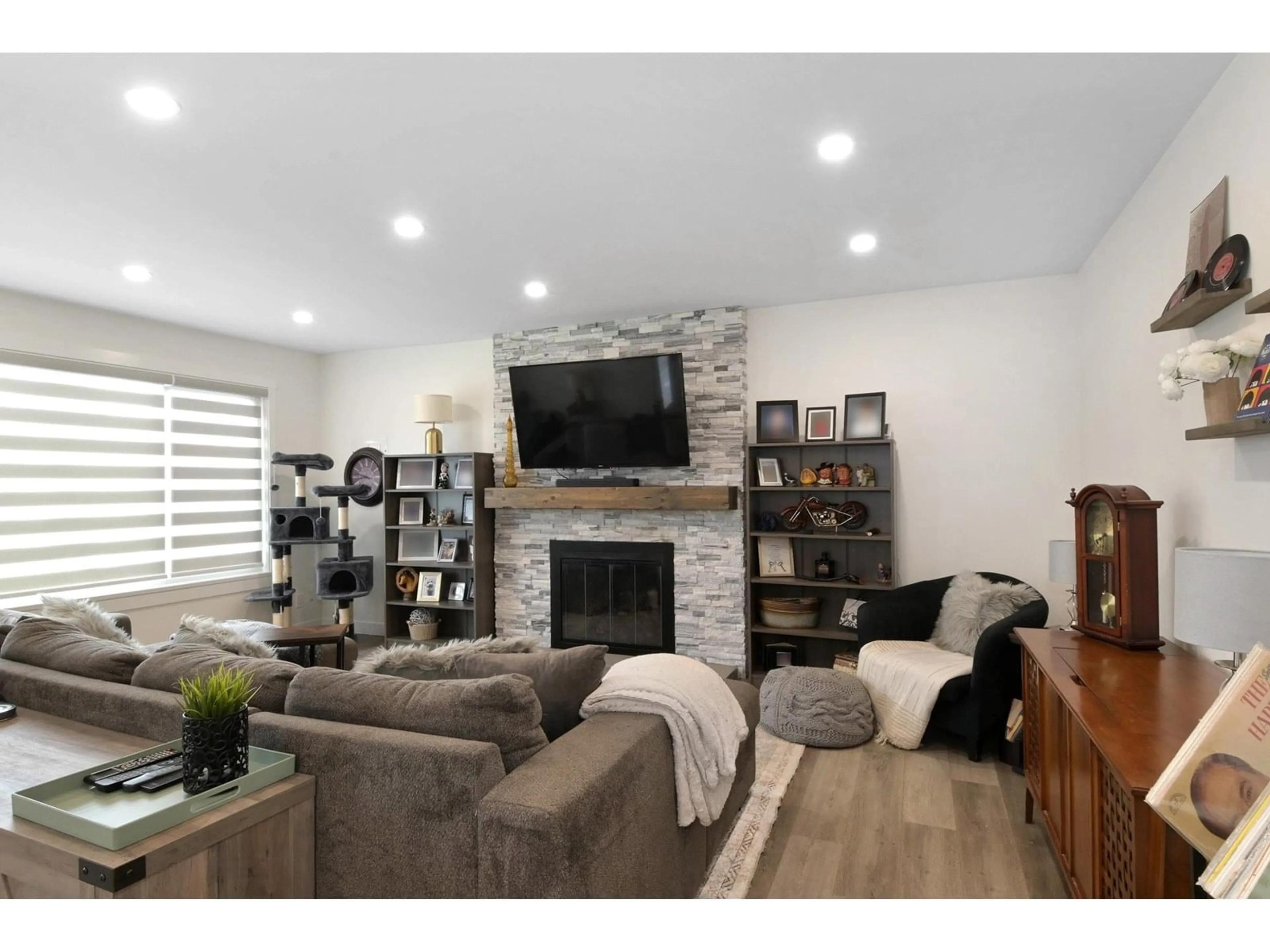 Living room with furniture, wood/laminate floor for 11852 85A, Delta British Columbia V4C2V6