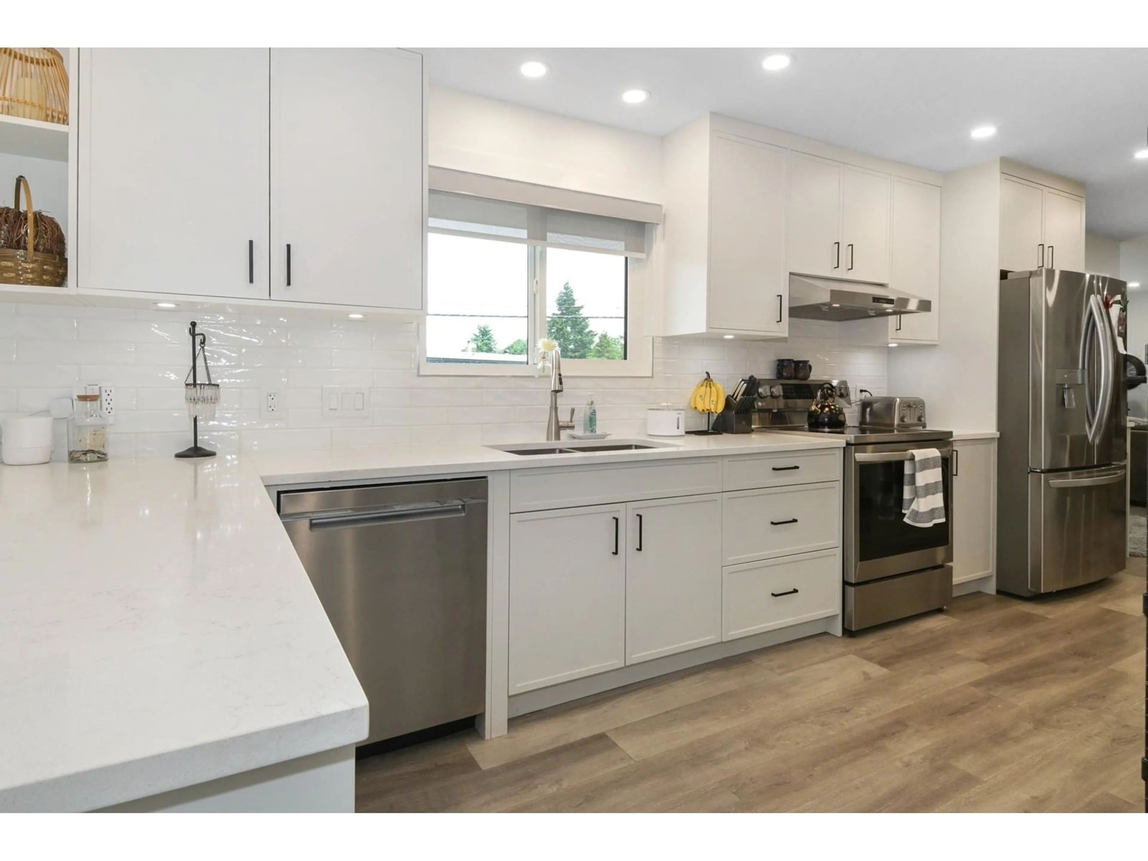 Contemporary kitchen, unknown for 11852 85A, Delta British Columbia V4C2V6