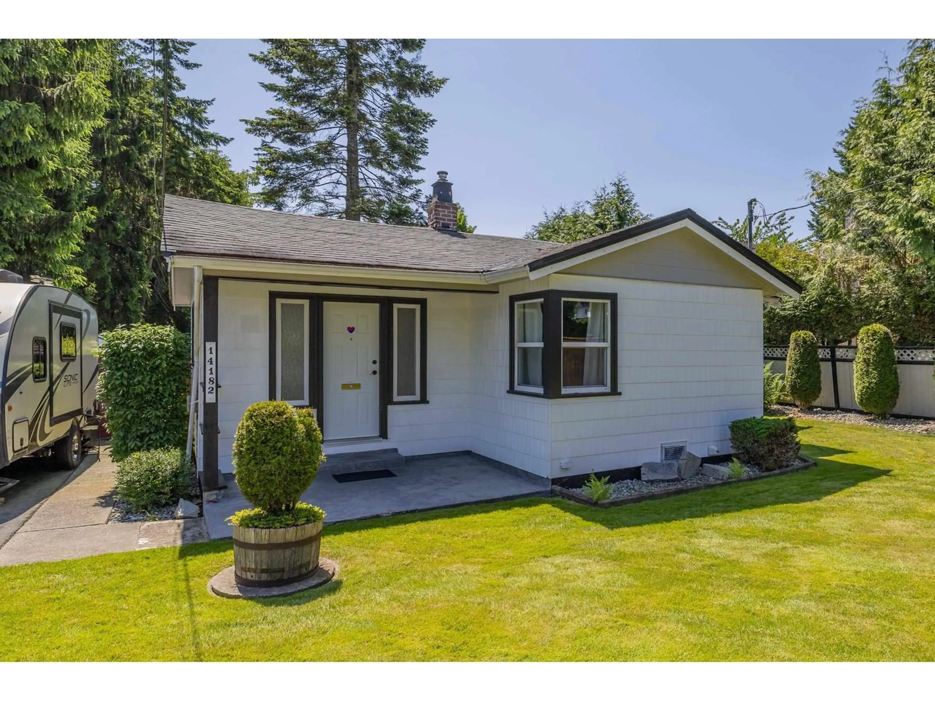 Home with vinyl exterior material, street for 14182 NORTH BLUFF, White Rock British Columbia V4B3C4