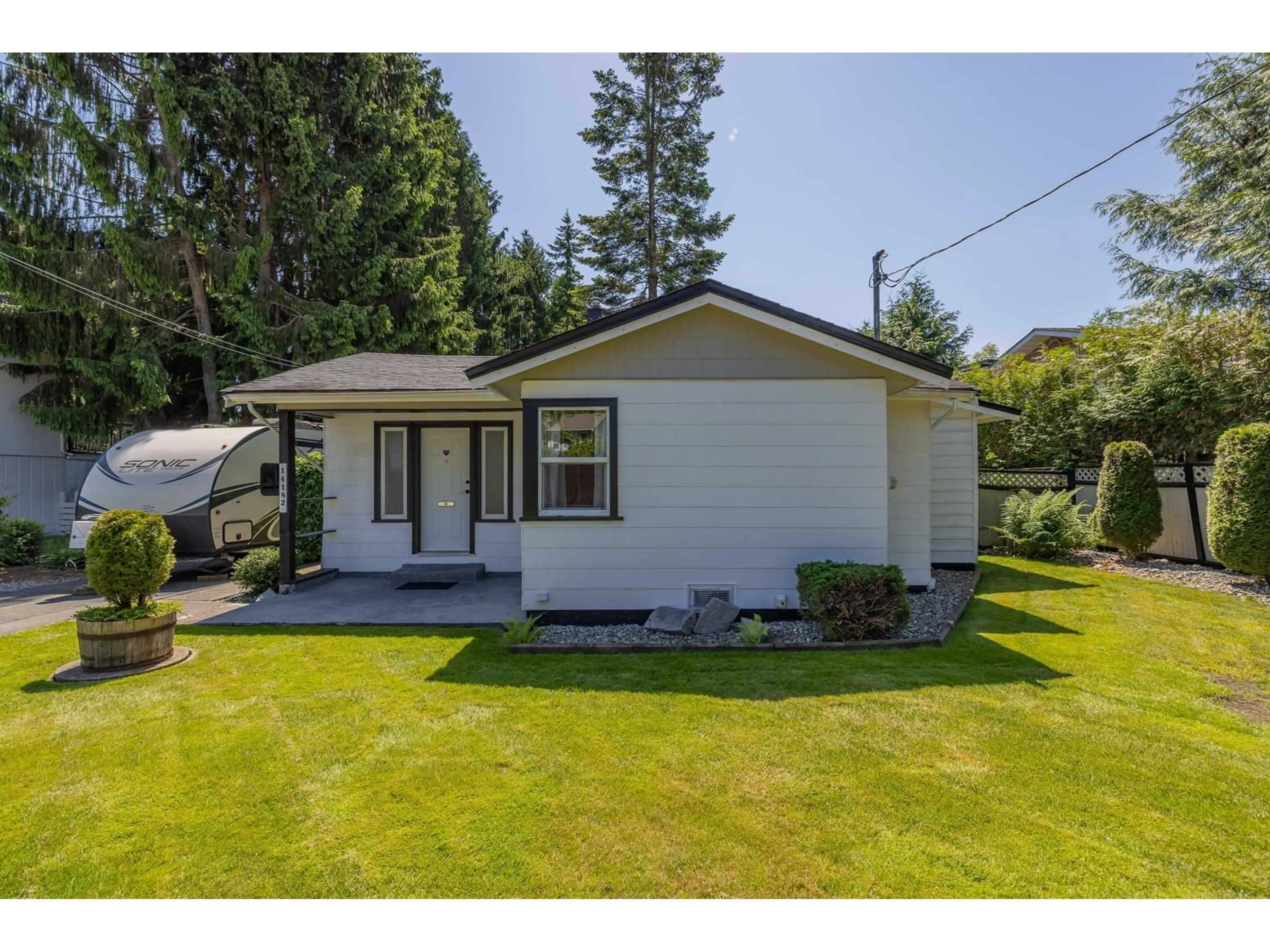 Home with vinyl exterior material, street for 14182 NORTH BLUFF, White Rock British Columbia V4B3C4