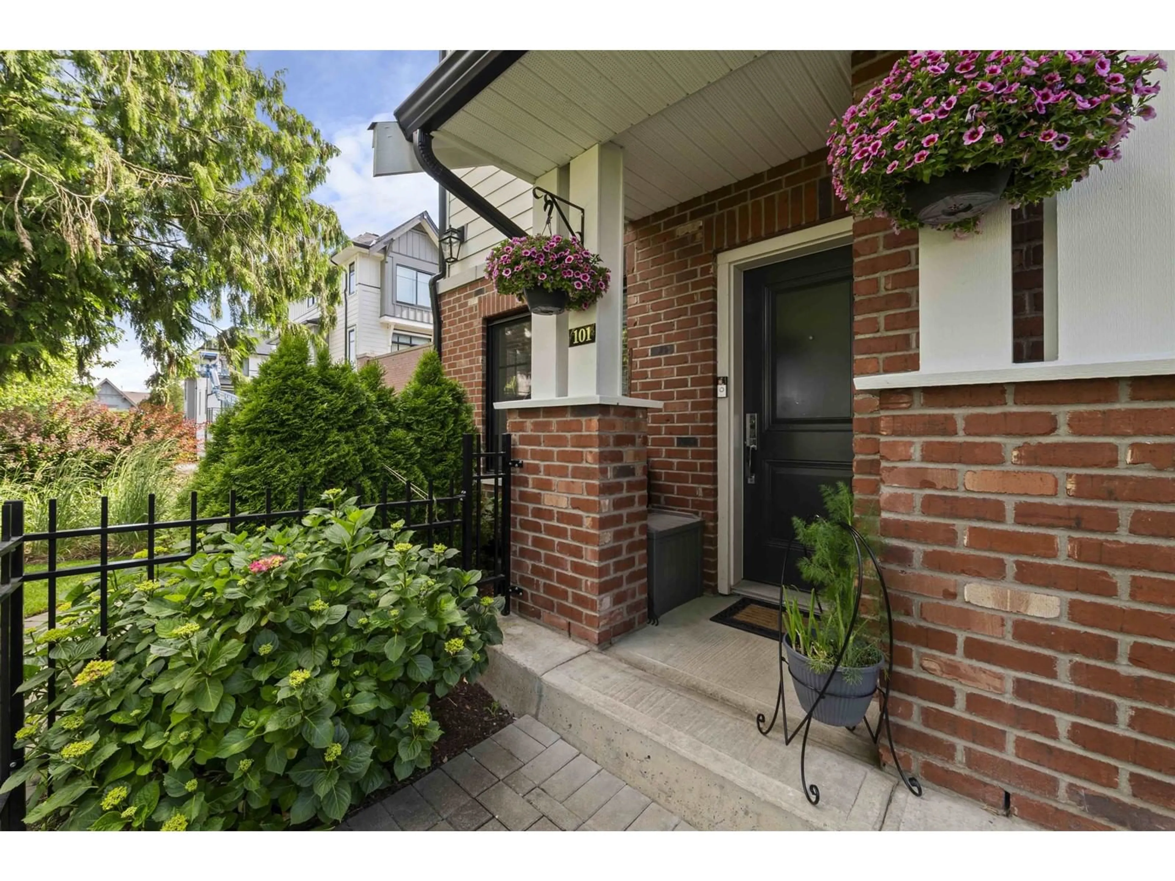 Indoor entryway for 101 - 16528 24A, Surrey British Columbia V3Z0P4