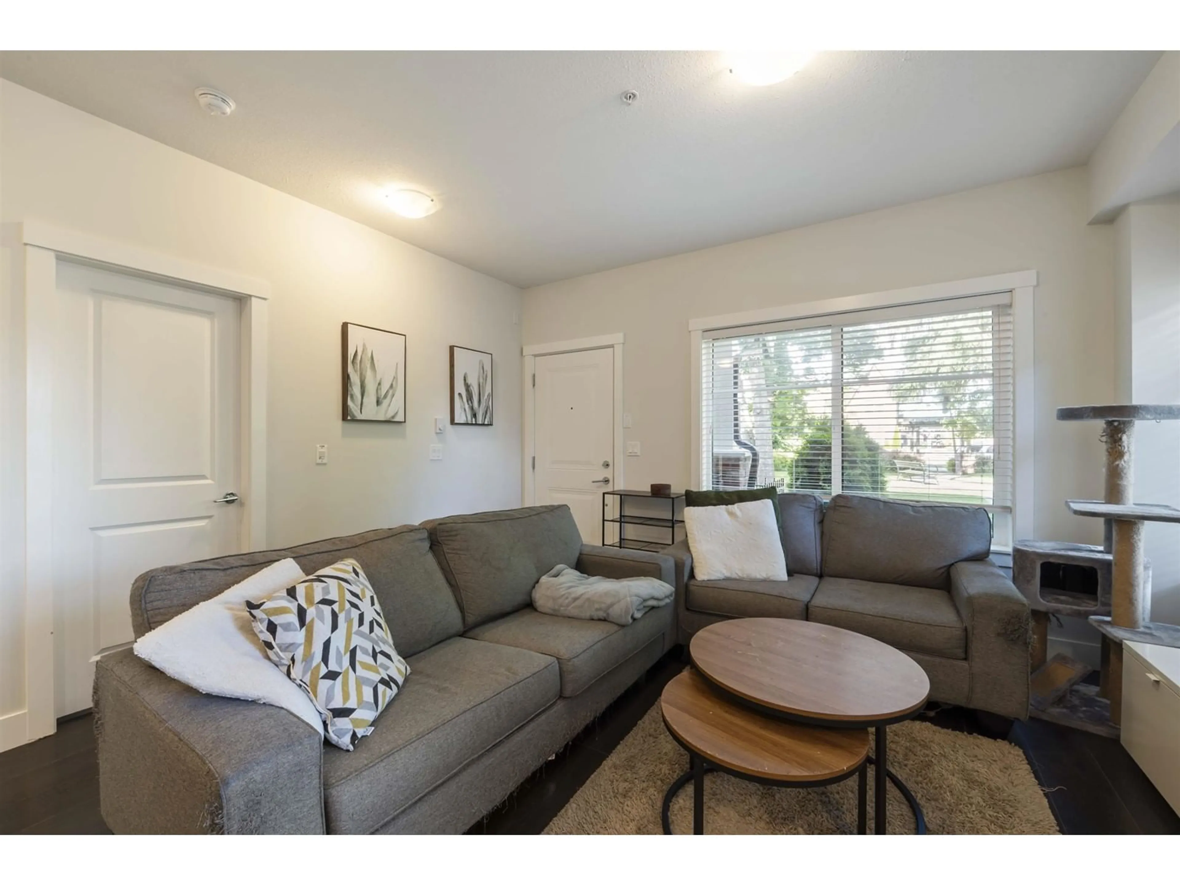 Living room with furniture, unknown for 101 - 16528 24A, Surrey British Columbia V3Z0P4