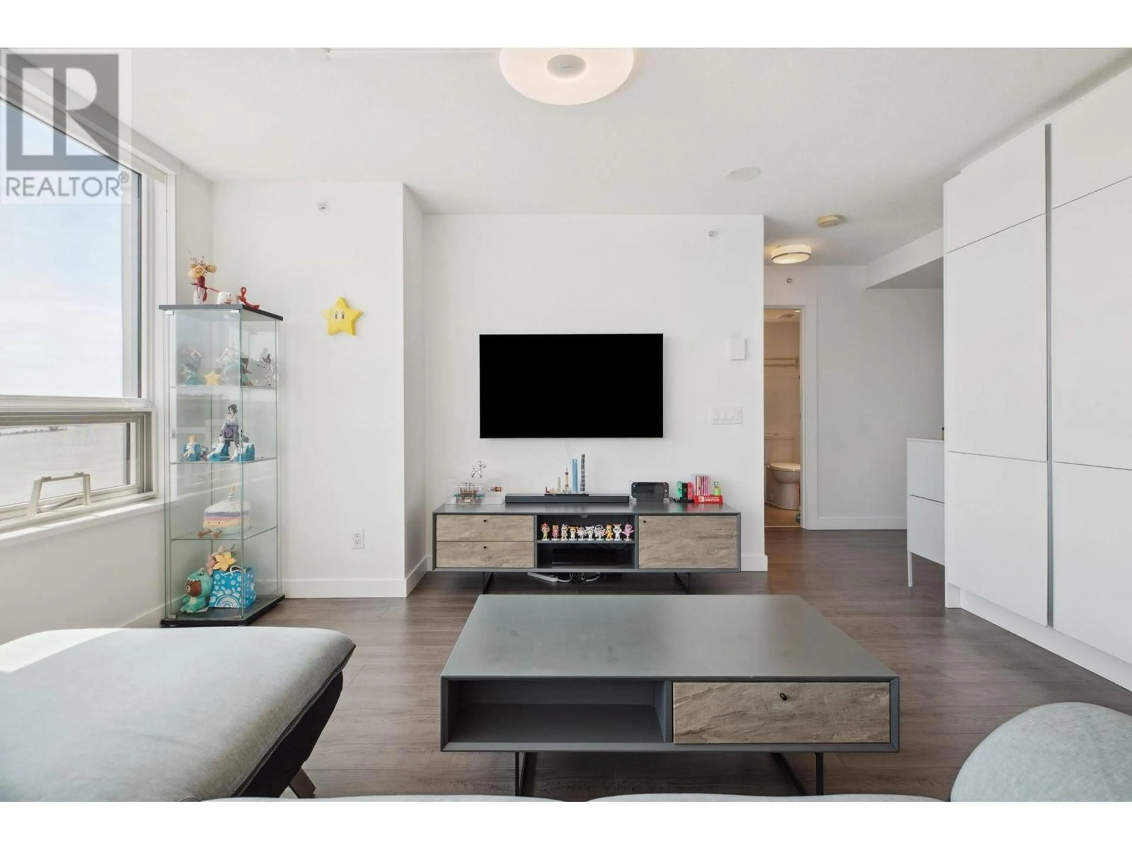 Living room with furniture, wood/laminate floor for 909 - 988 QUAYSIDE DRIVE, New Westminster British Columbia V3M0L5