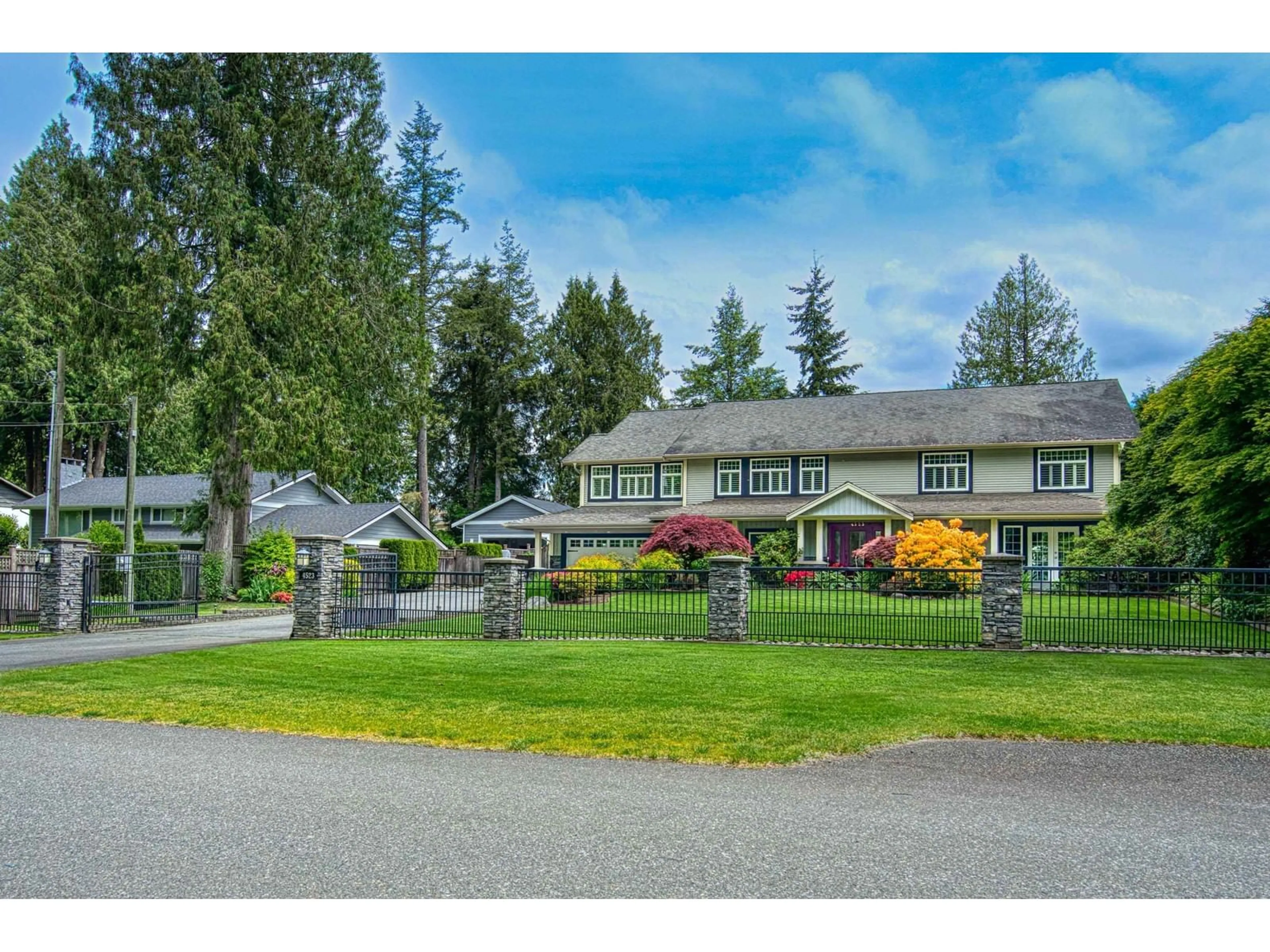 A pic from outside/outdoor area/front of a property/back of a property/a pic from drone, mountain view for 4523 SOUTHRIDGE, Langley British Columbia V3A4N7