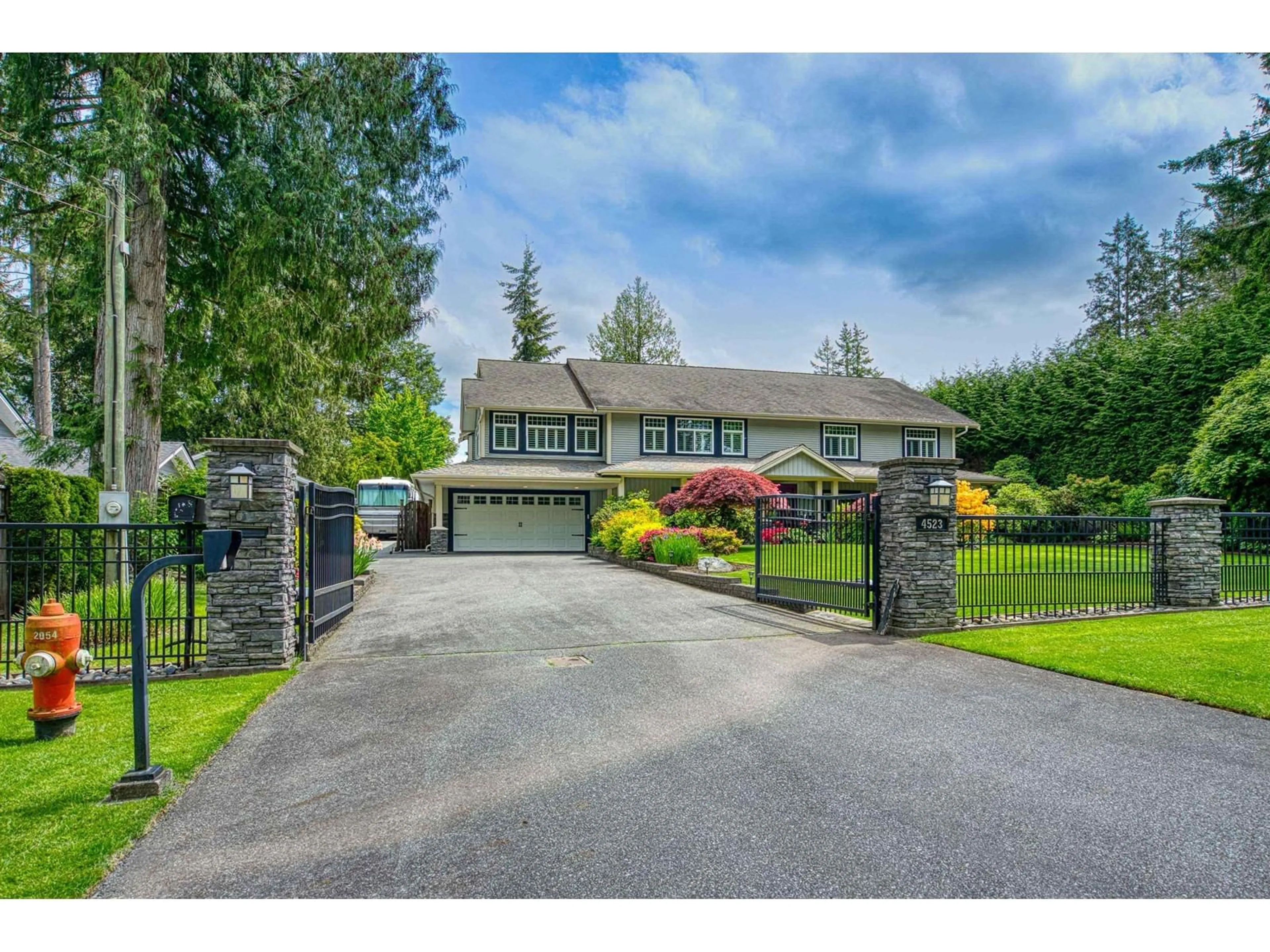 A pic from outside/outdoor area/front of a property/back of a property/a pic from drone, street for 4523 SOUTHRIDGE, Langley British Columbia V3A4N7