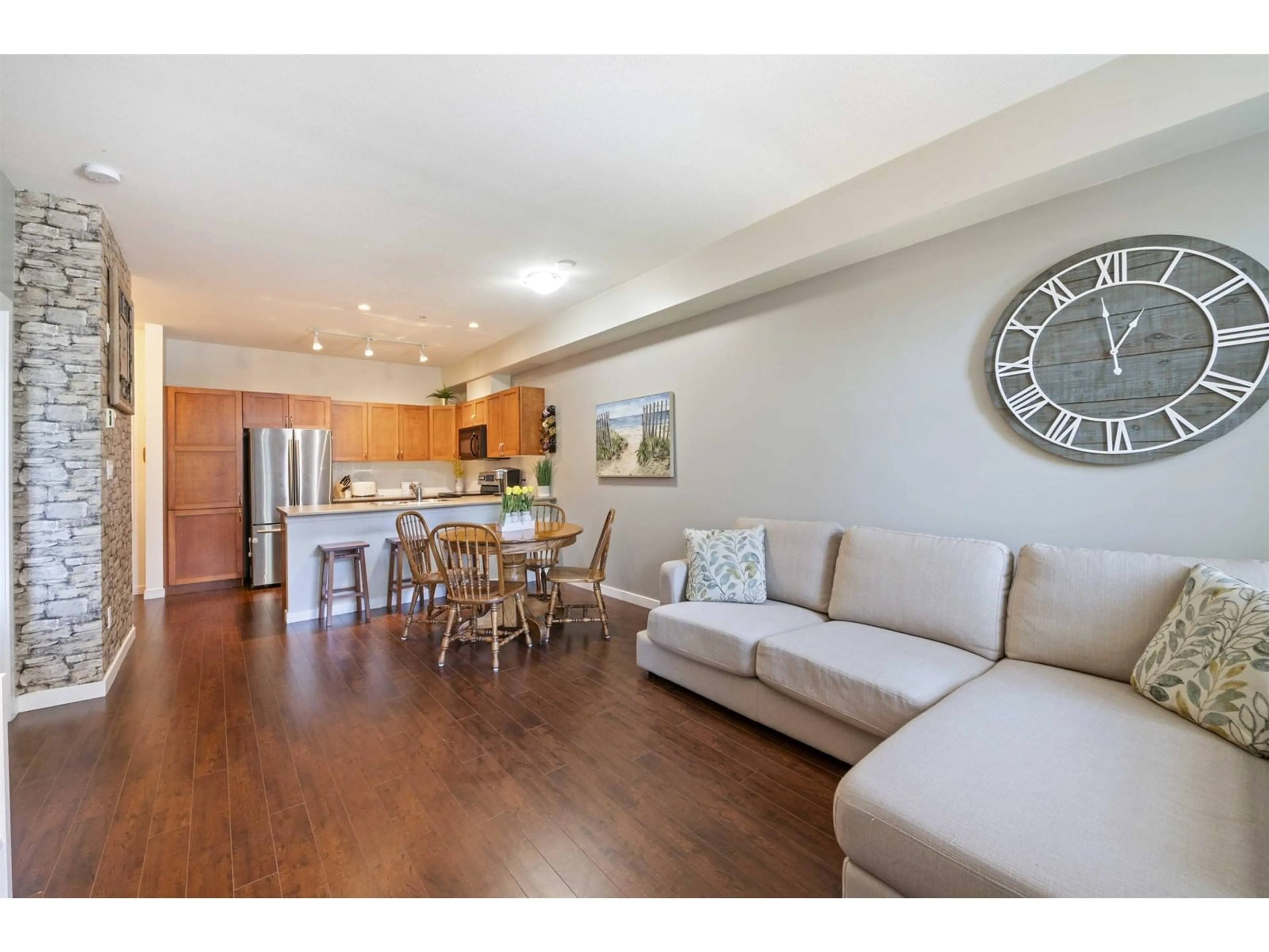 Open concept kitchen, wood/laminate floor for 302 - 33318 BOURQUIN EAST, Abbotsford British Columbia V2S0A6