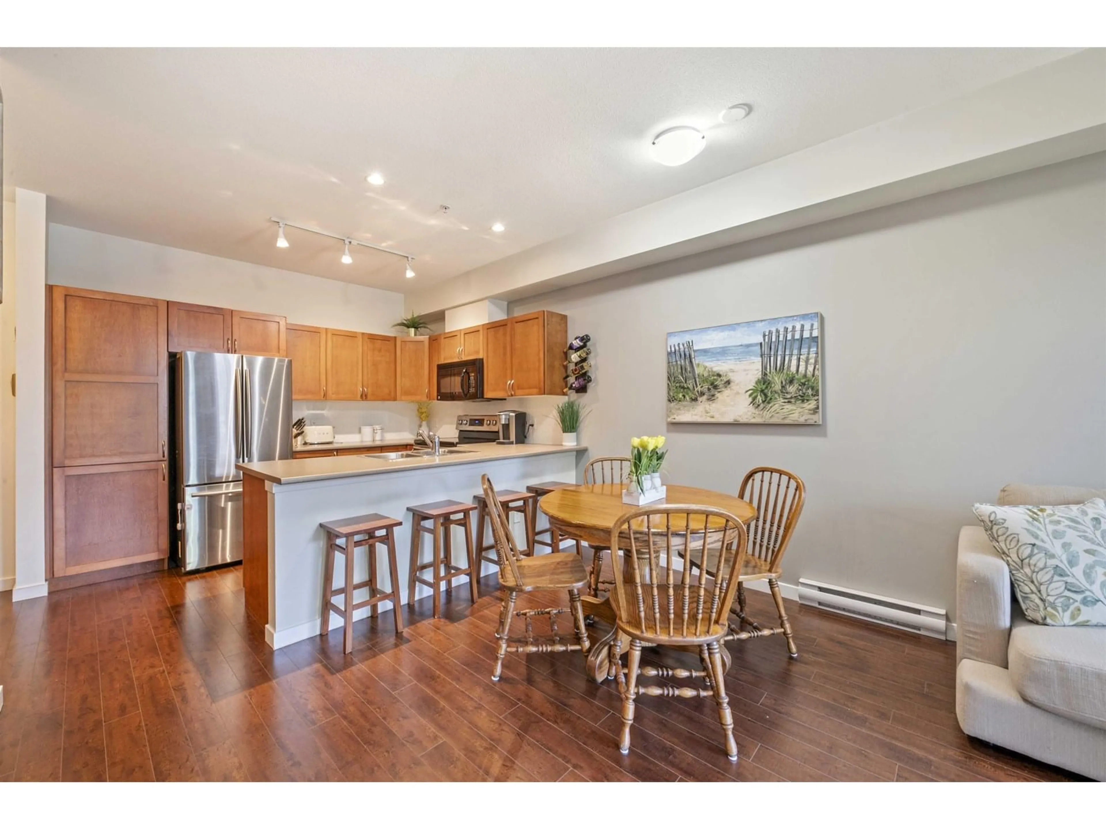 Open concept kitchen, wood/laminate floor for 302 - 33318 BOURQUIN EAST, Abbotsford British Columbia V2S0A6