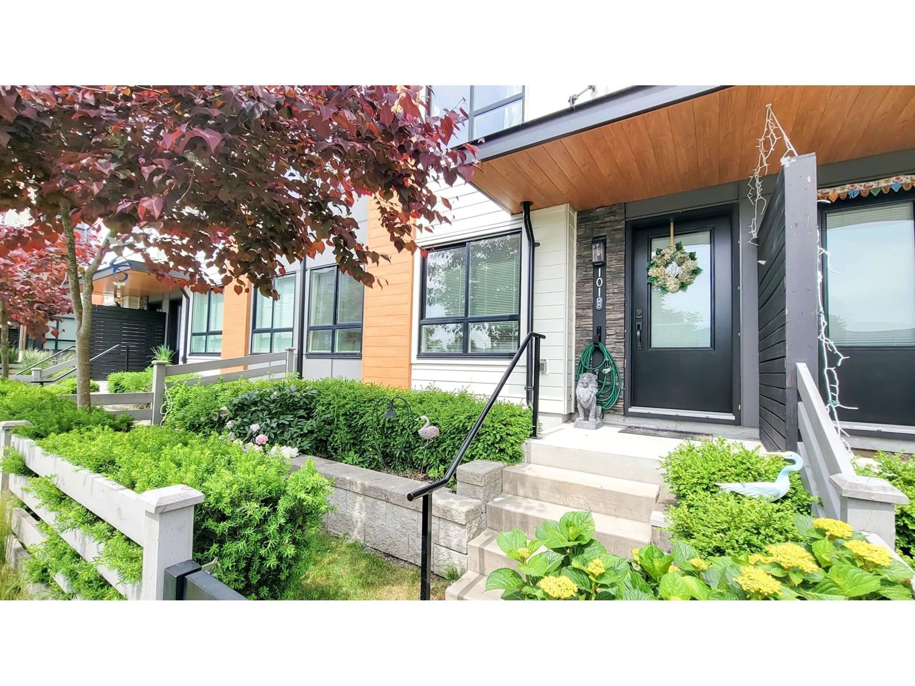 Indoor entryway for 101 - 15111 EDMUND, Surrey British Columbia V3S0A5