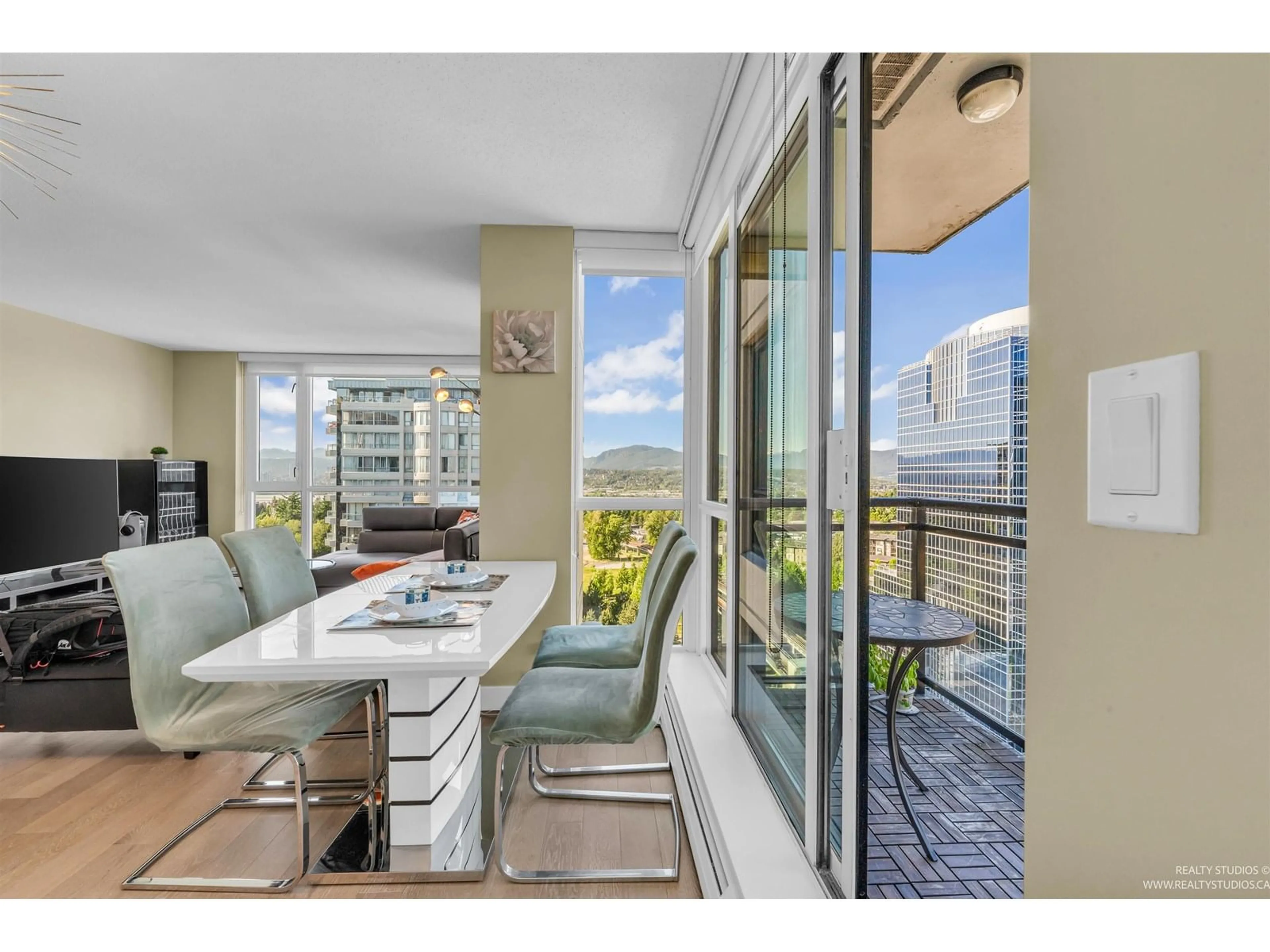 Balcony in the apartment, water/lake/river/ocean view for 1710 - 10777 UNIVERSITY, Surrey British Columbia V3T0E7