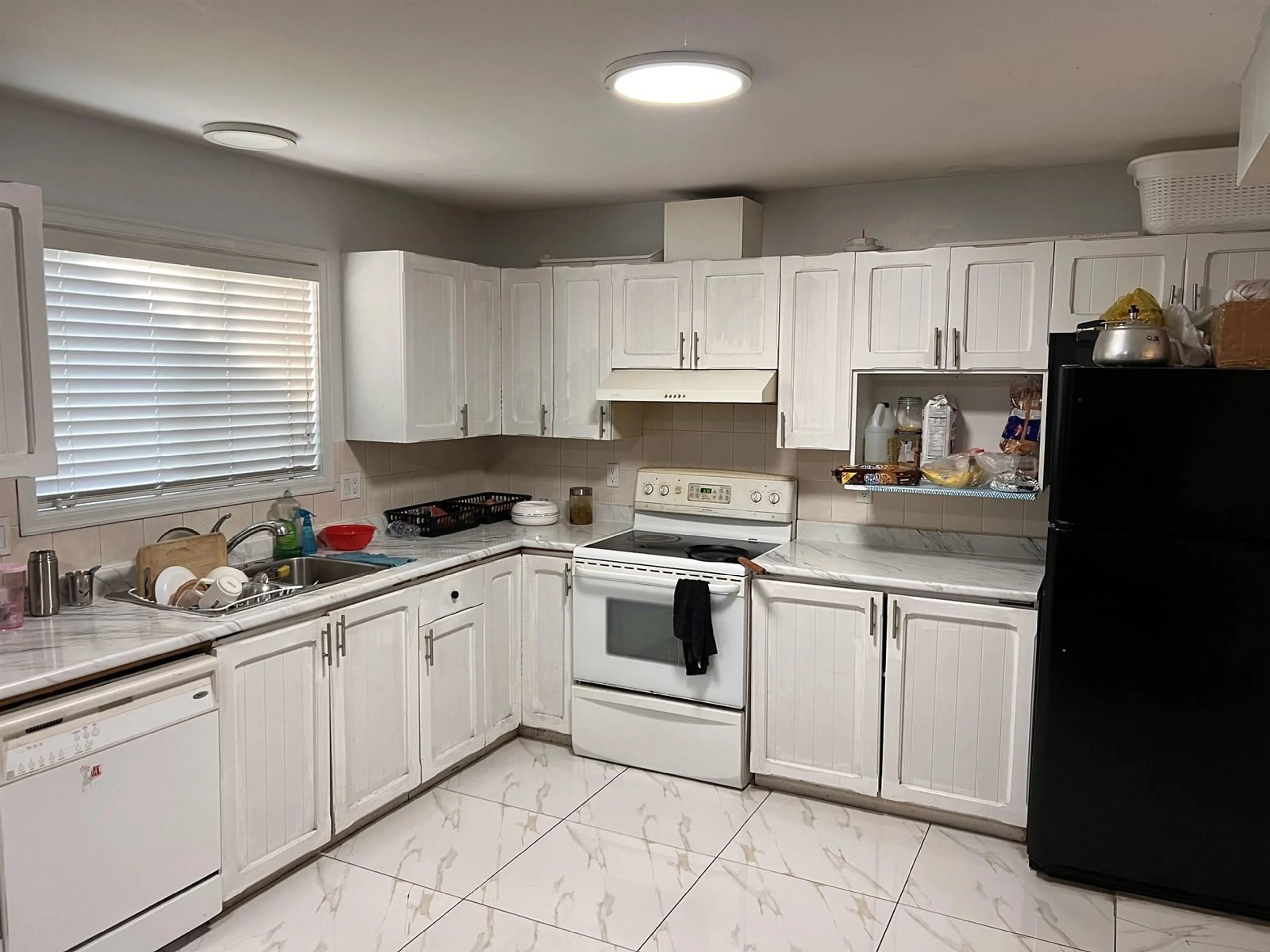 Standard kitchen, ceramic/tile floor for 12870 CARLUKE, Surrey British Columbia V3V6R4