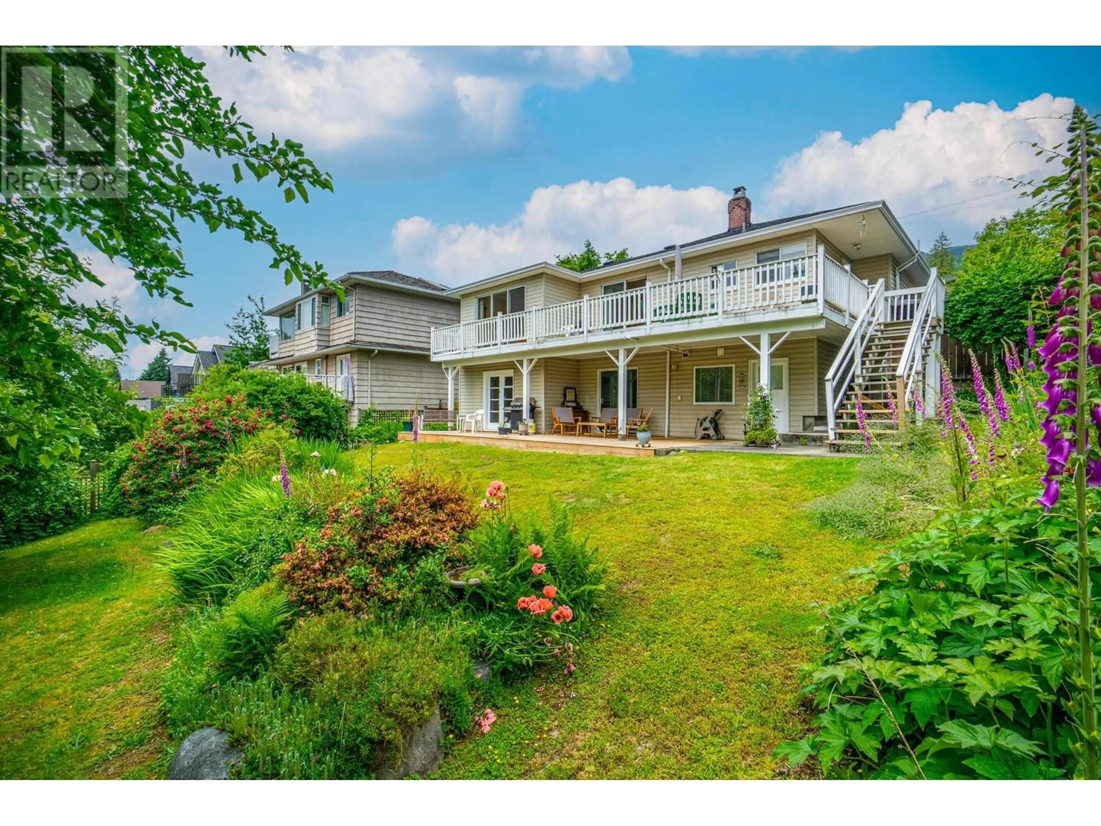 A pic from outside/outdoor area/front of a property/back of a property/a pic from drone, unknown for 2354 MATHERS AVENUE, West Vancouver British Columbia V7V2H6