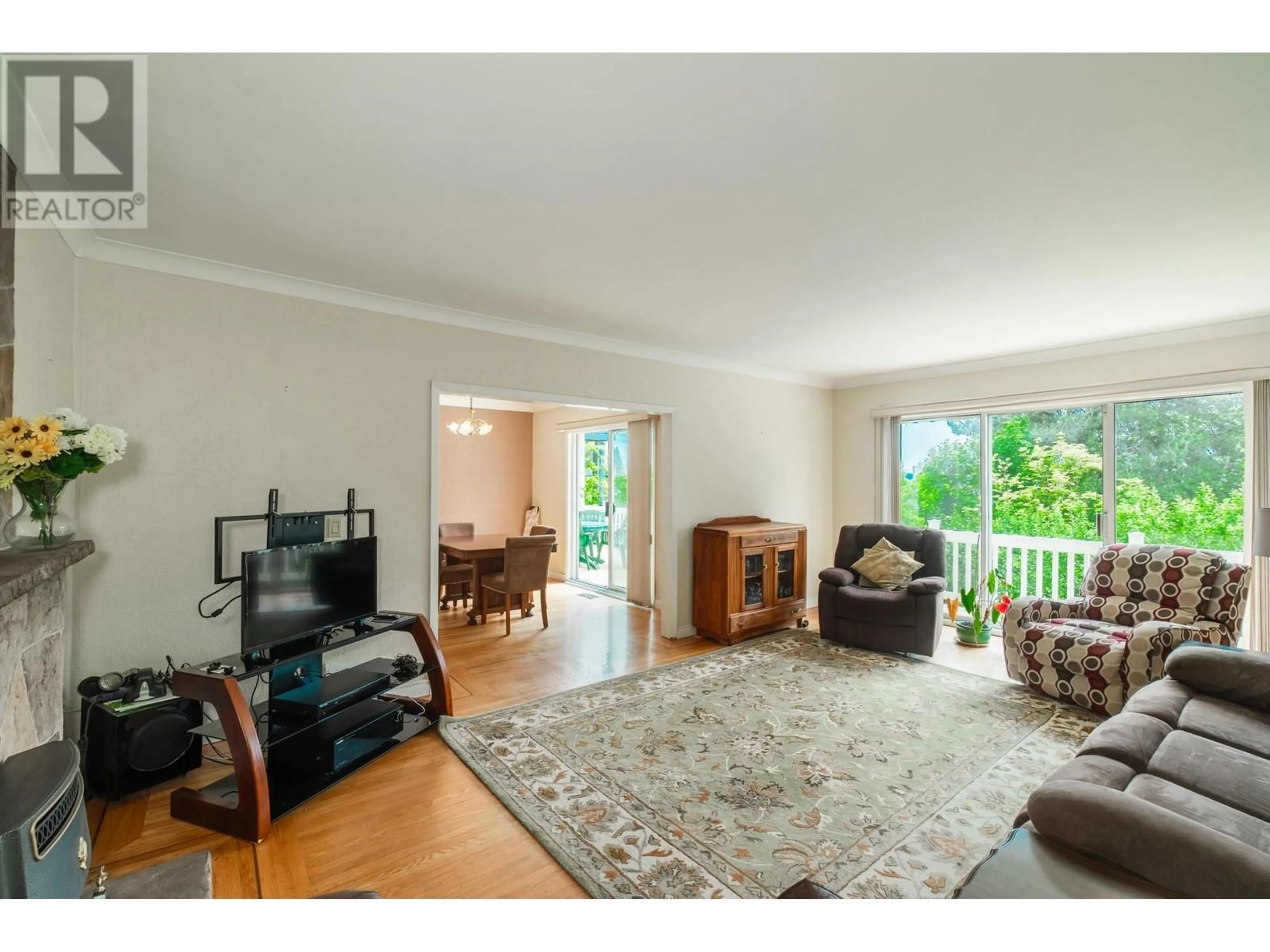 Living room with furniture, wood/laminate floor for 2354 MATHERS AVENUE, West Vancouver British Columbia V7V2H6