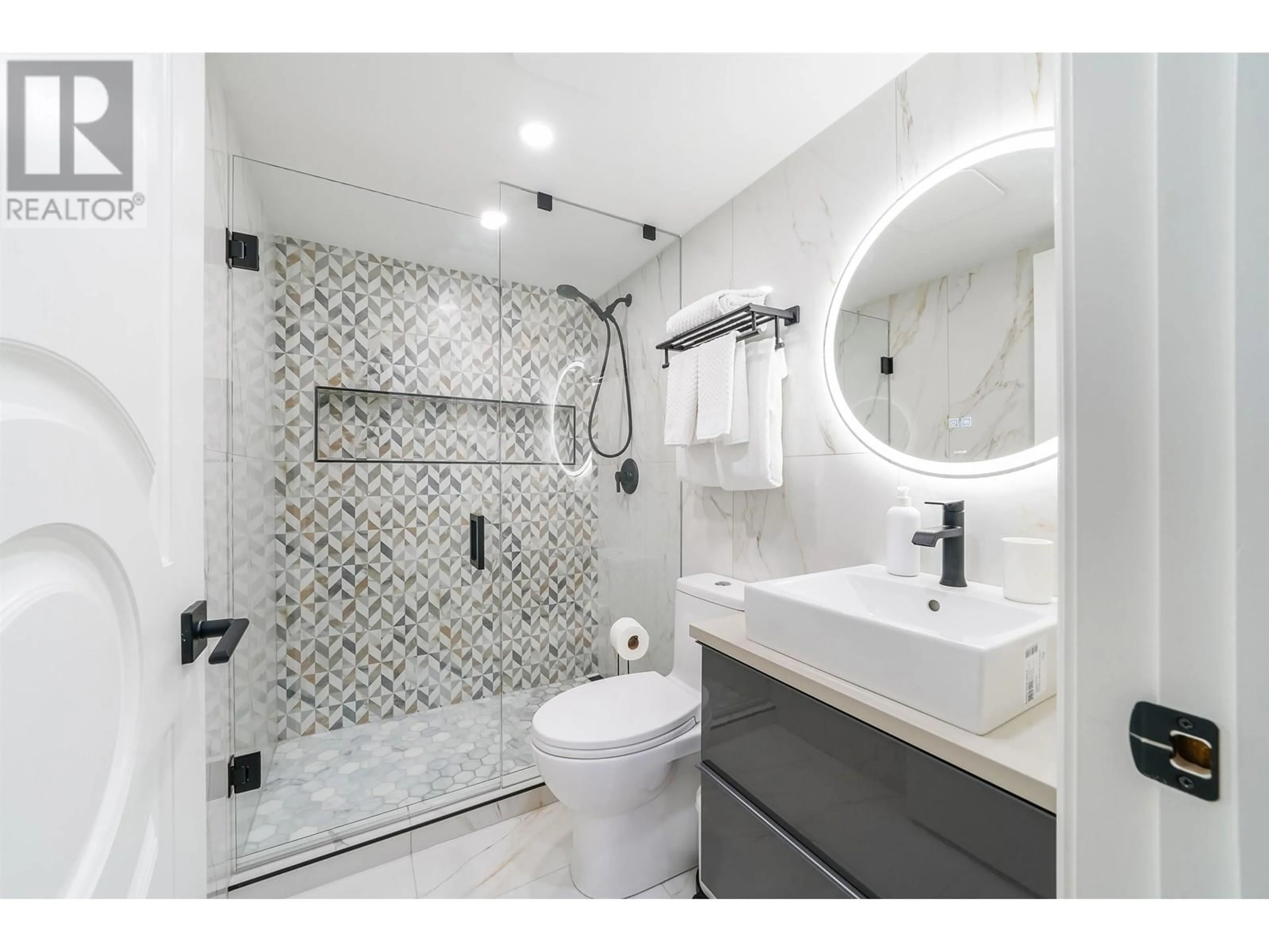 Contemporary bathroom, ceramic/tile floor for 707 - 1166 MELVILLE STREET, Vancouver British Columbia V6E4P5