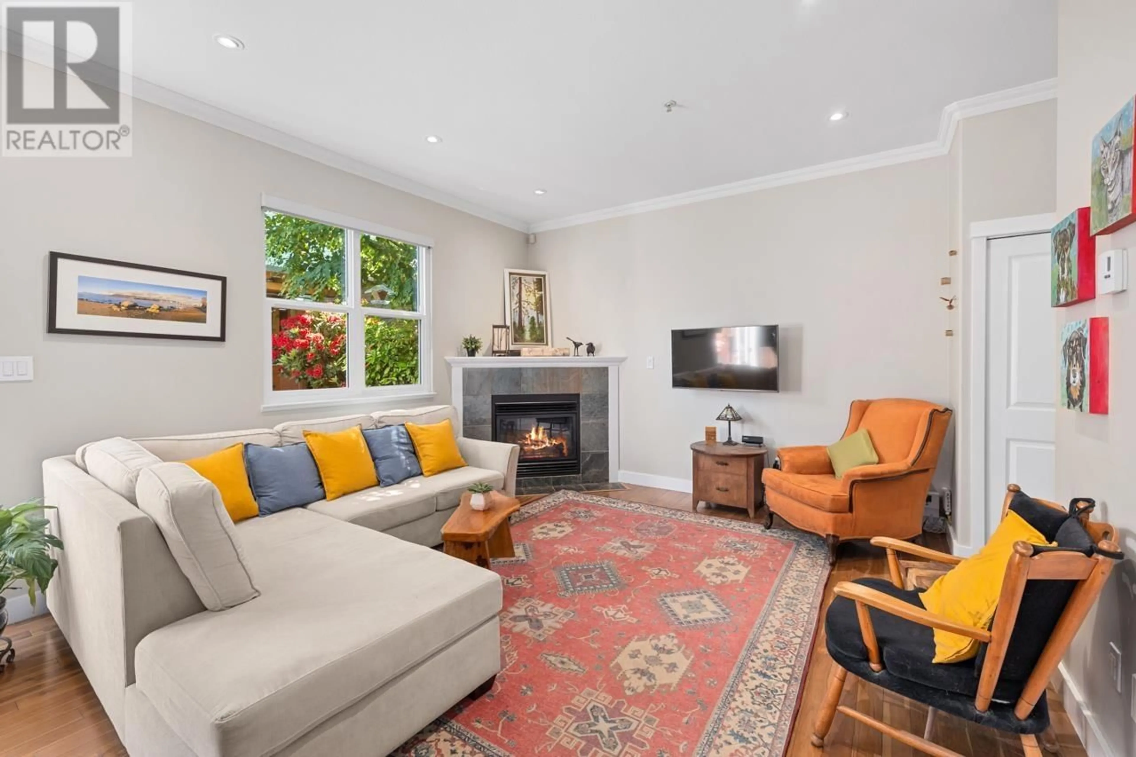 Living room with furniture, unknown for 2088 VICTORIA DRIVE, Vancouver British Columbia V5N4K4
