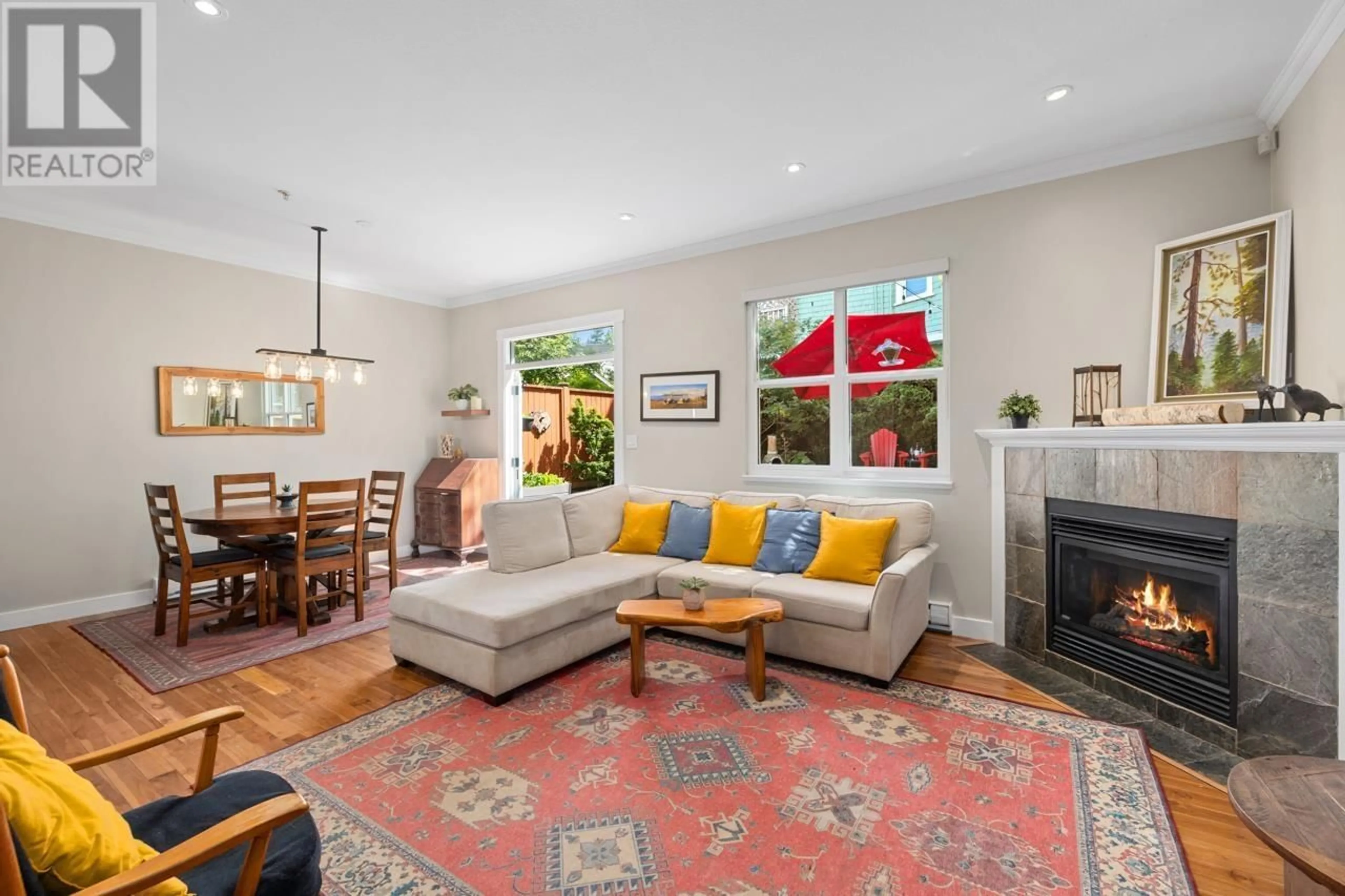 Living room with furniture, unknown for 2088 VICTORIA DRIVE, Vancouver British Columbia V5N4K4