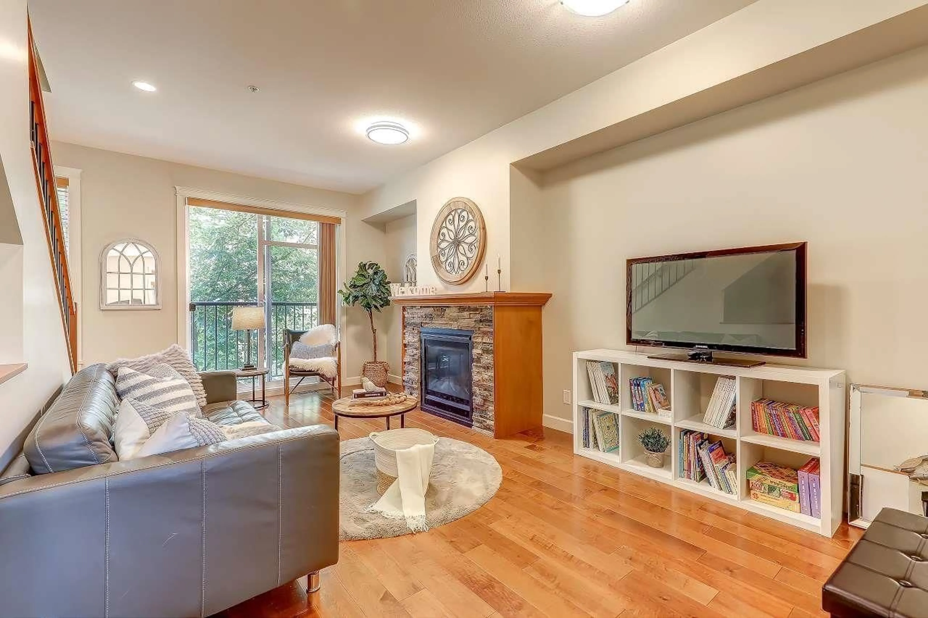 Living room with furniture, wood/laminate floor for 55 - 8068 207, Langley British Columbia V2Y0M9