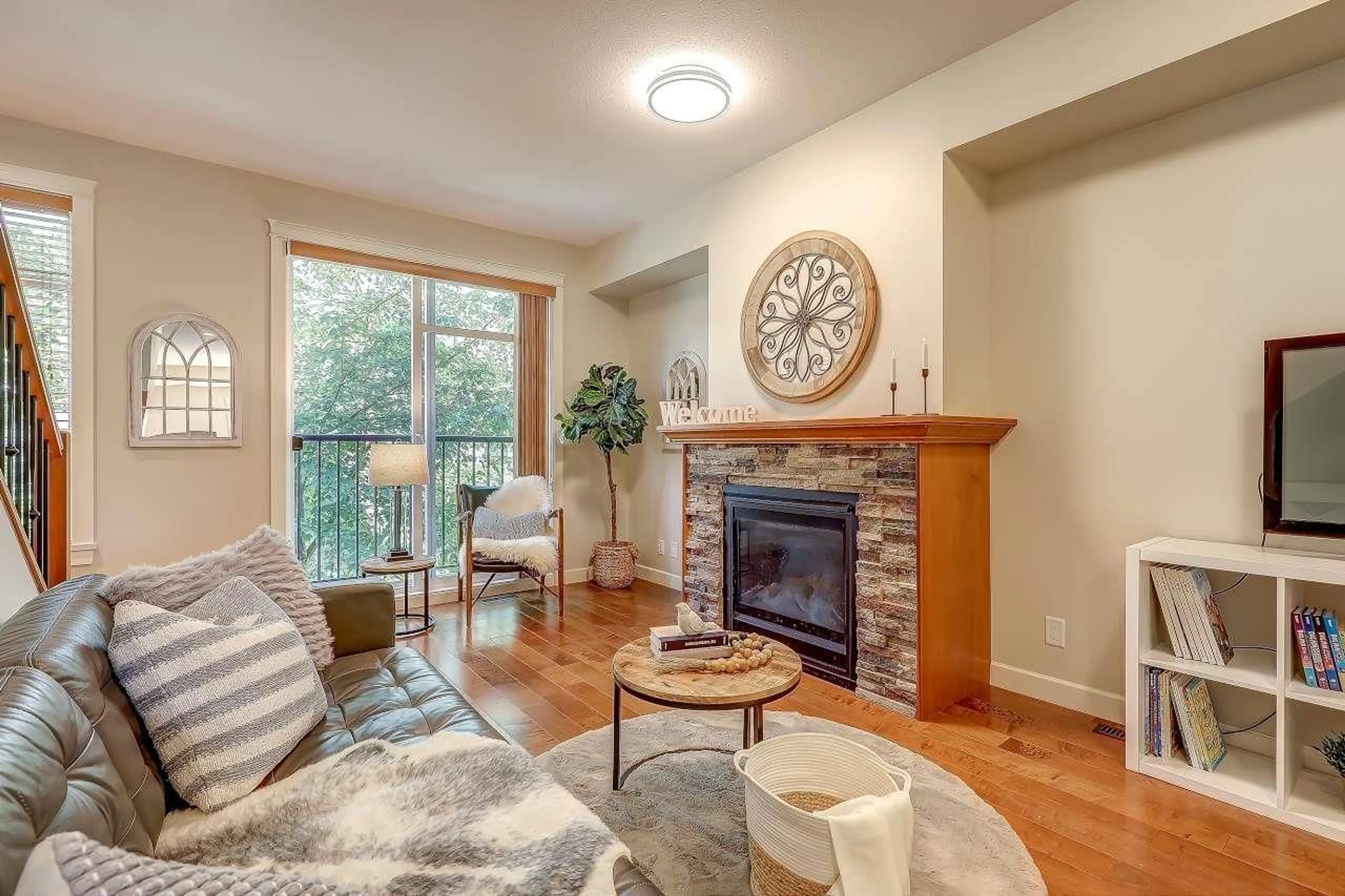 Living room with furniture, wood/laminate floor for 55 - 8068 207, Langley British Columbia V2Y0M9