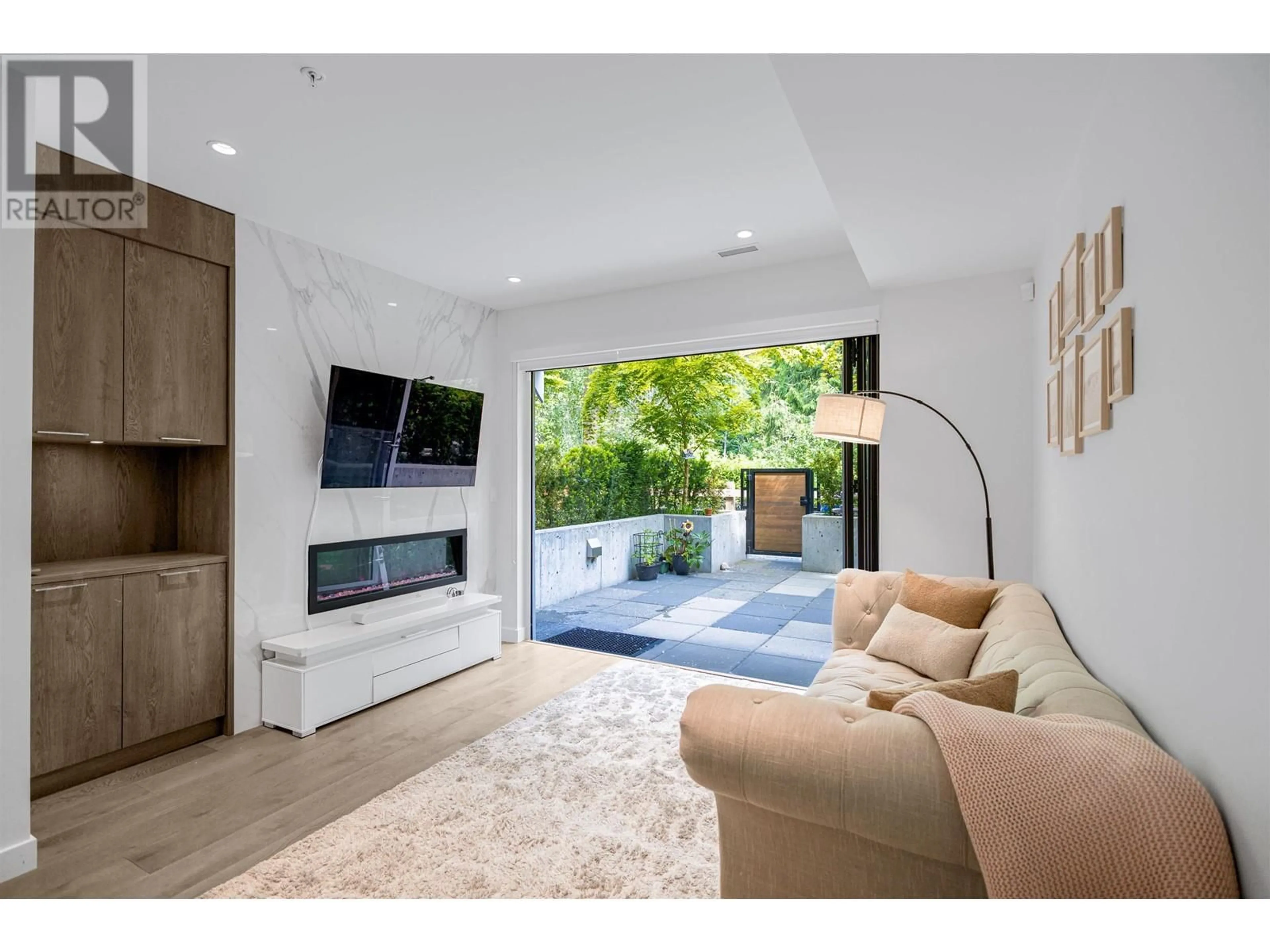 Home theater for 8 - 1960 GLENAIRE DRIVE, North Vancouver British Columbia V7P1Y1