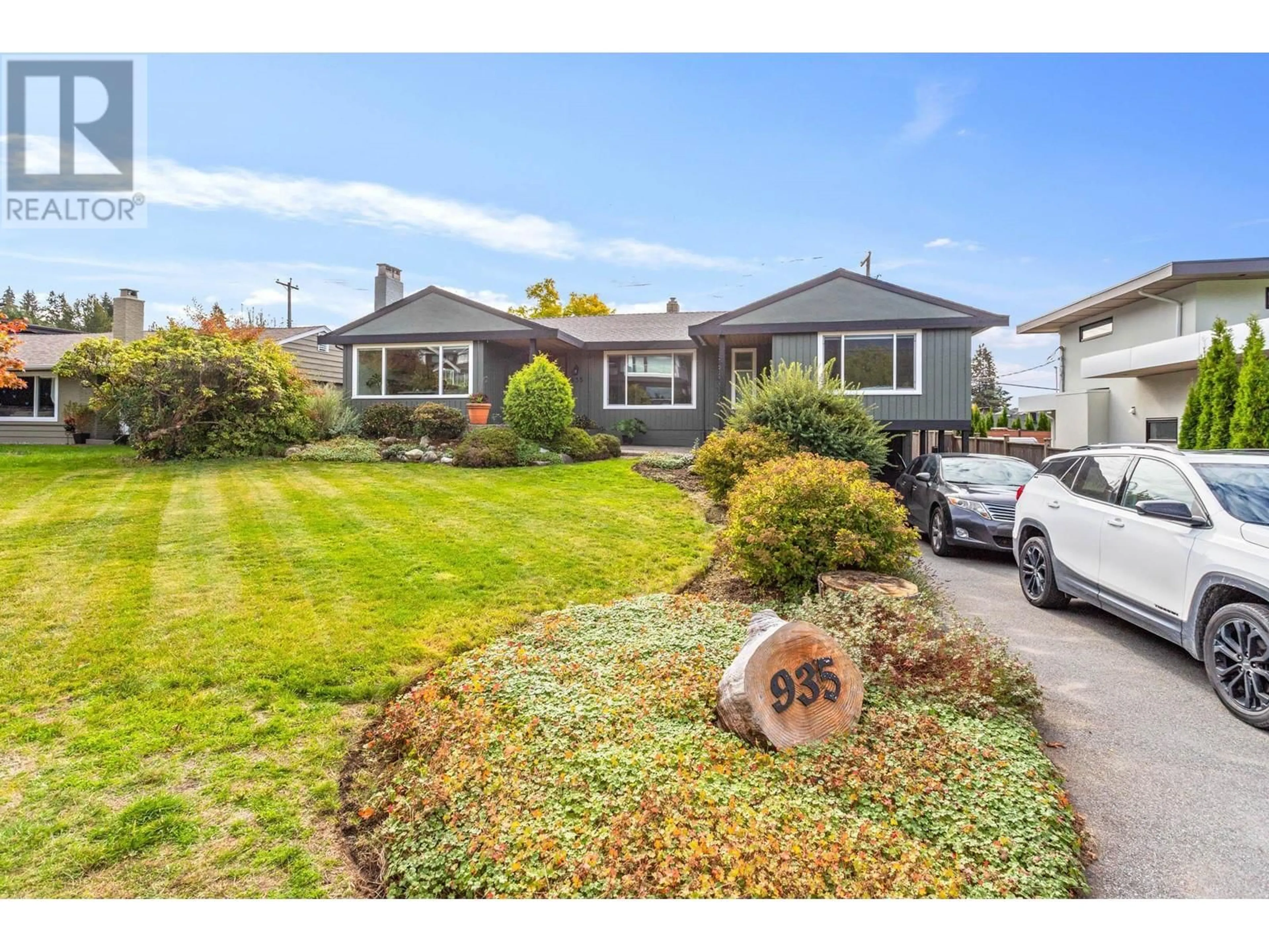 A pic from outside/outdoor area/front of a property/back of a property/a pic from drone, street for 935 BEACONSFIELD ROAD, North Vancouver British Columbia V7R1S7