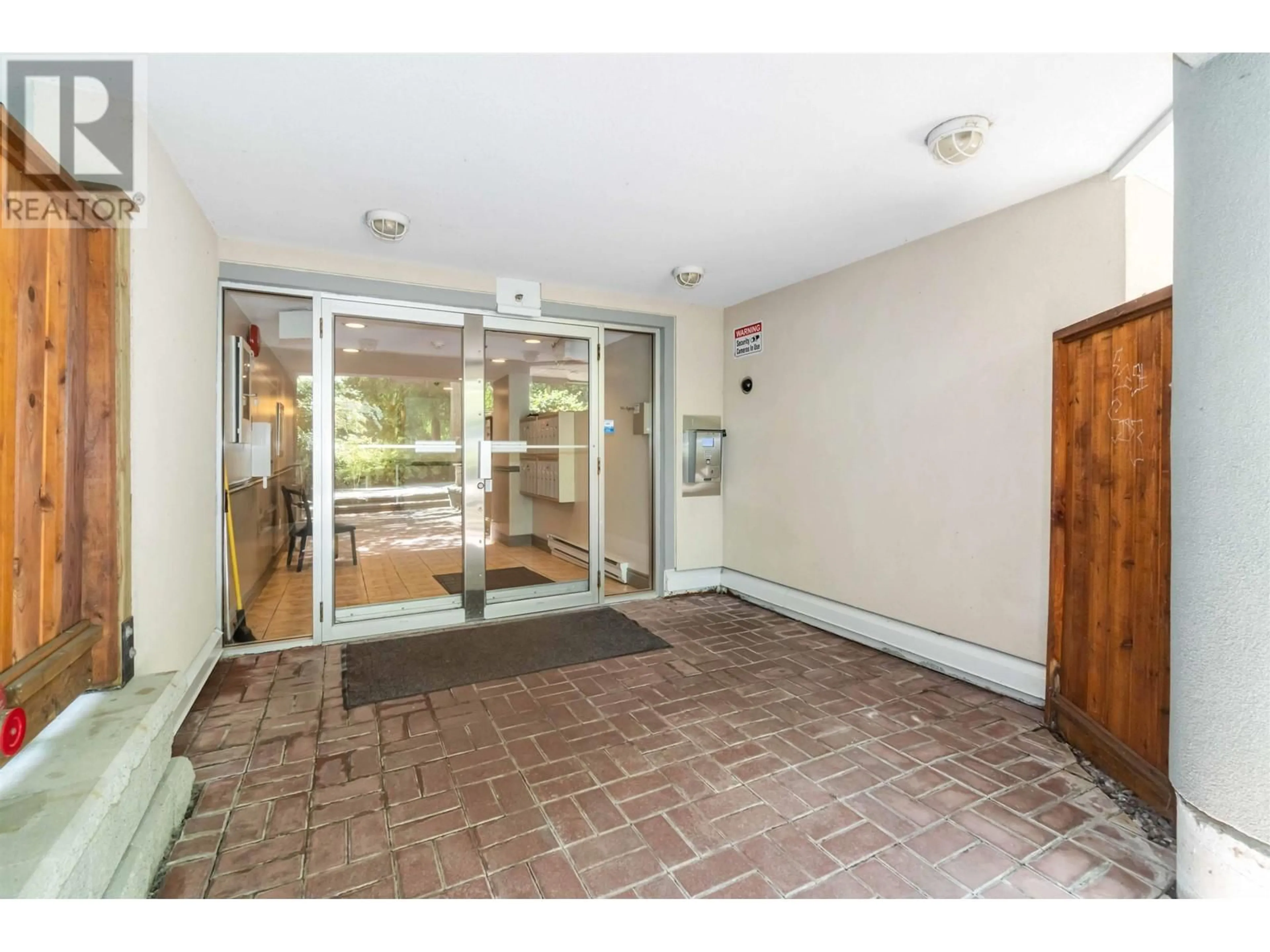 Indoor foyer for 303 - 1515 6TH AVENUE, Vancouver British Columbia V5N1P2