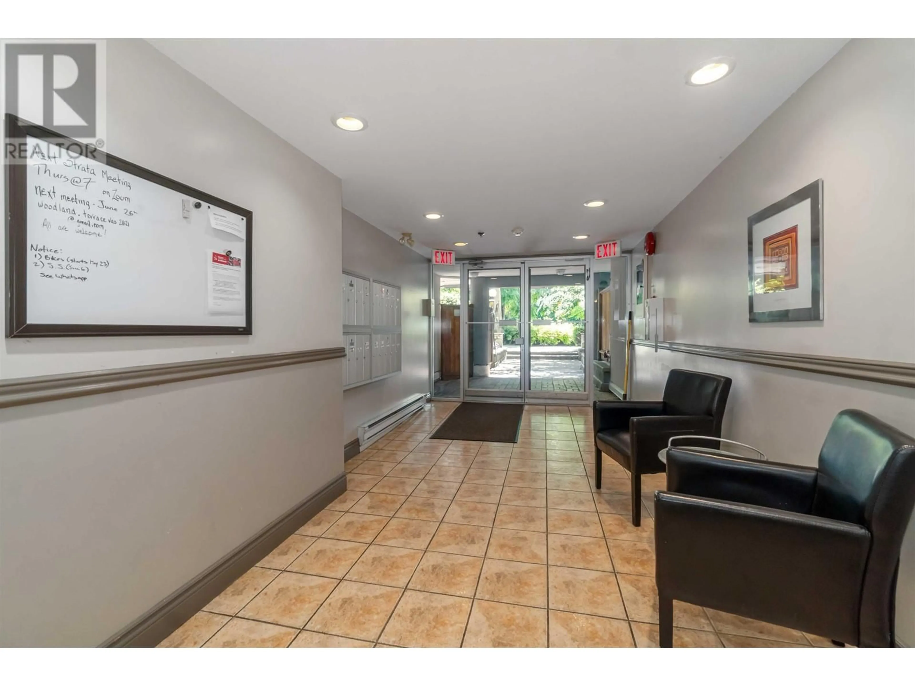 Indoor foyer for 303 - 1515 6TH AVENUE, Vancouver British Columbia V5N1P2