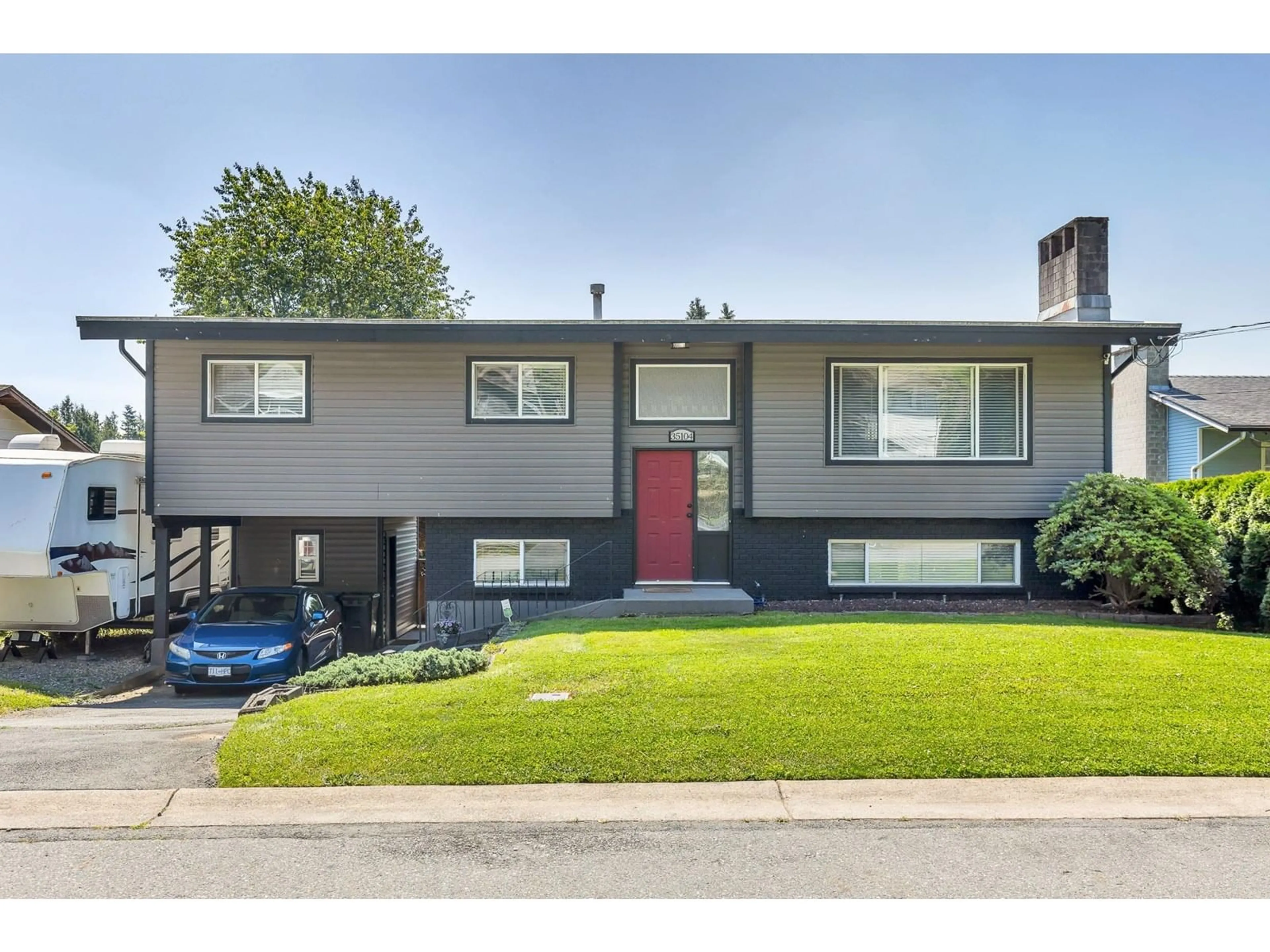 Home with vinyl exterior material, street for 35104 SPENCER, Abbotsford British Columbia V3G2E3