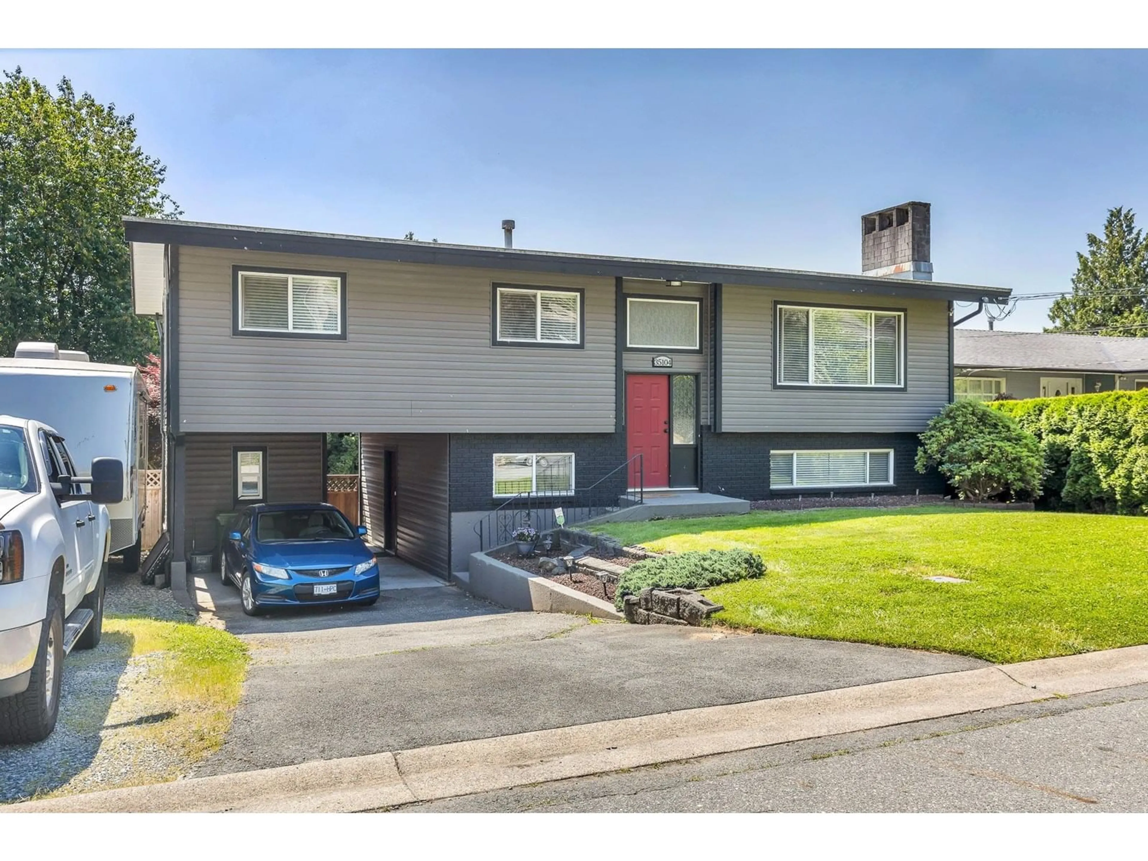 Home with vinyl exterior material, street for 35104 SPENCER, Abbotsford British Columbia V3G2E3