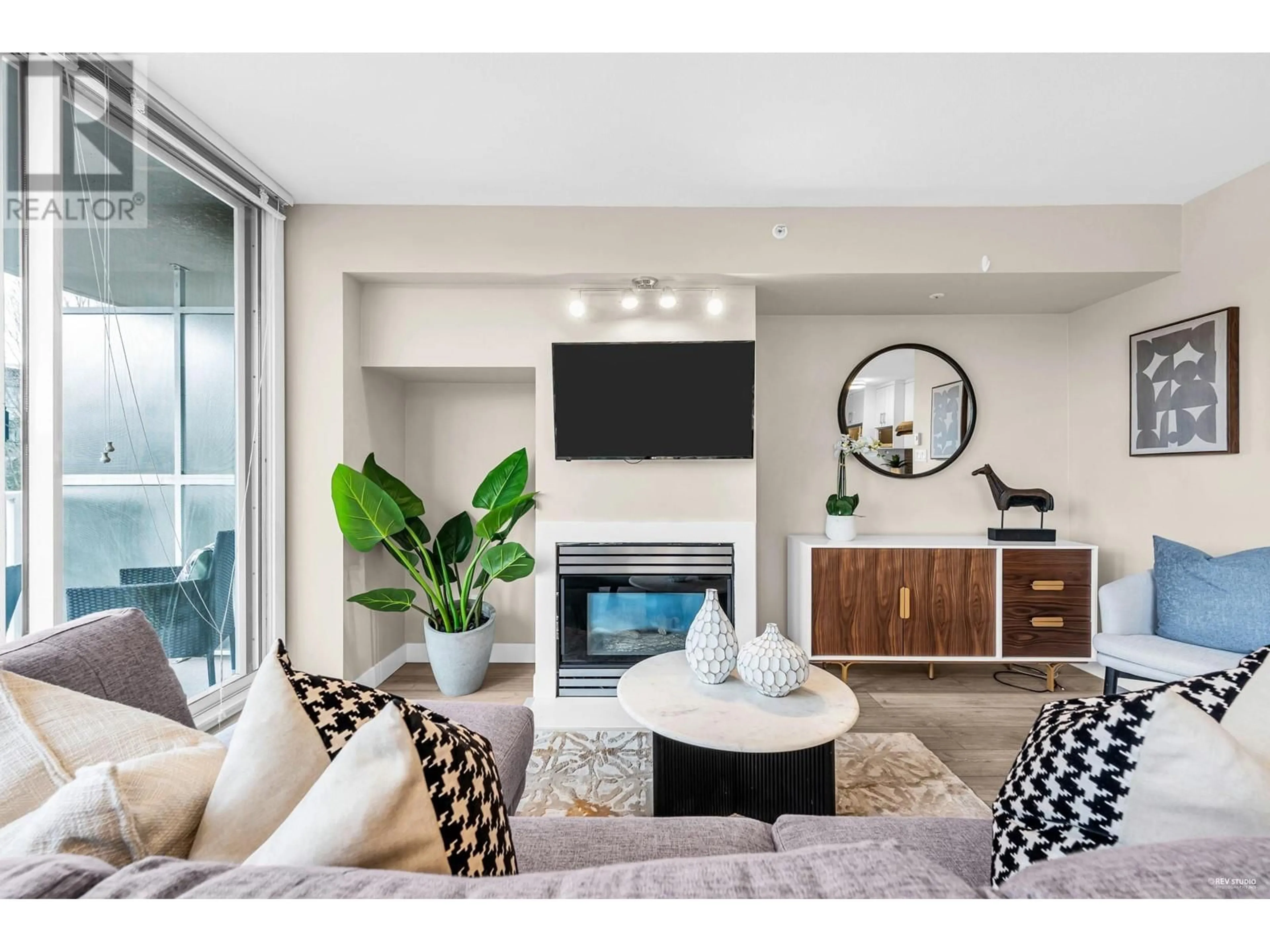 Living room with furniture, unknown for 302 - 2121 38TH AVENUE, Vancouver British Columbia V6M1R8