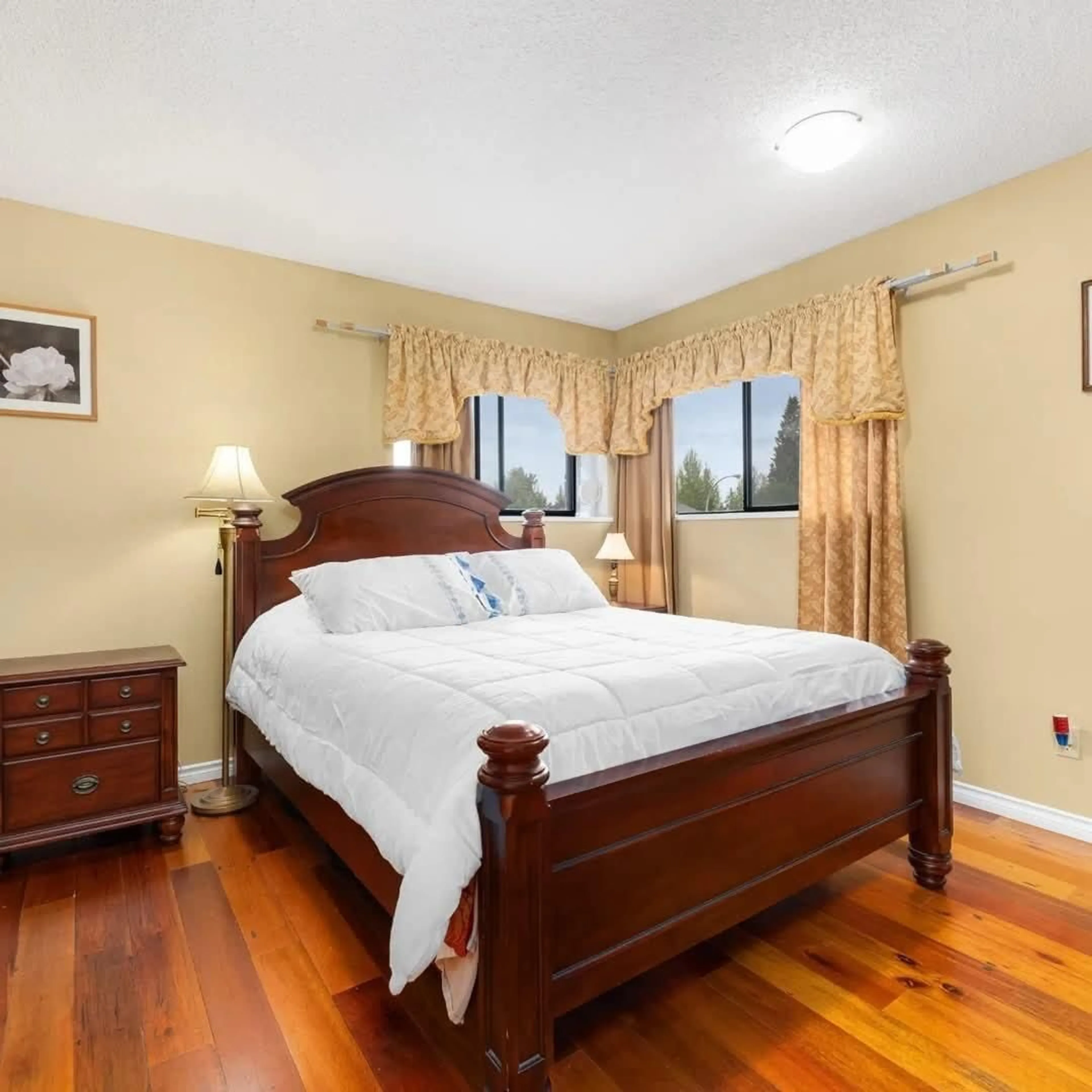 Bedroom with bed, wood/laminate floor for 9297 151, Surrey British Columbia V3R7H4