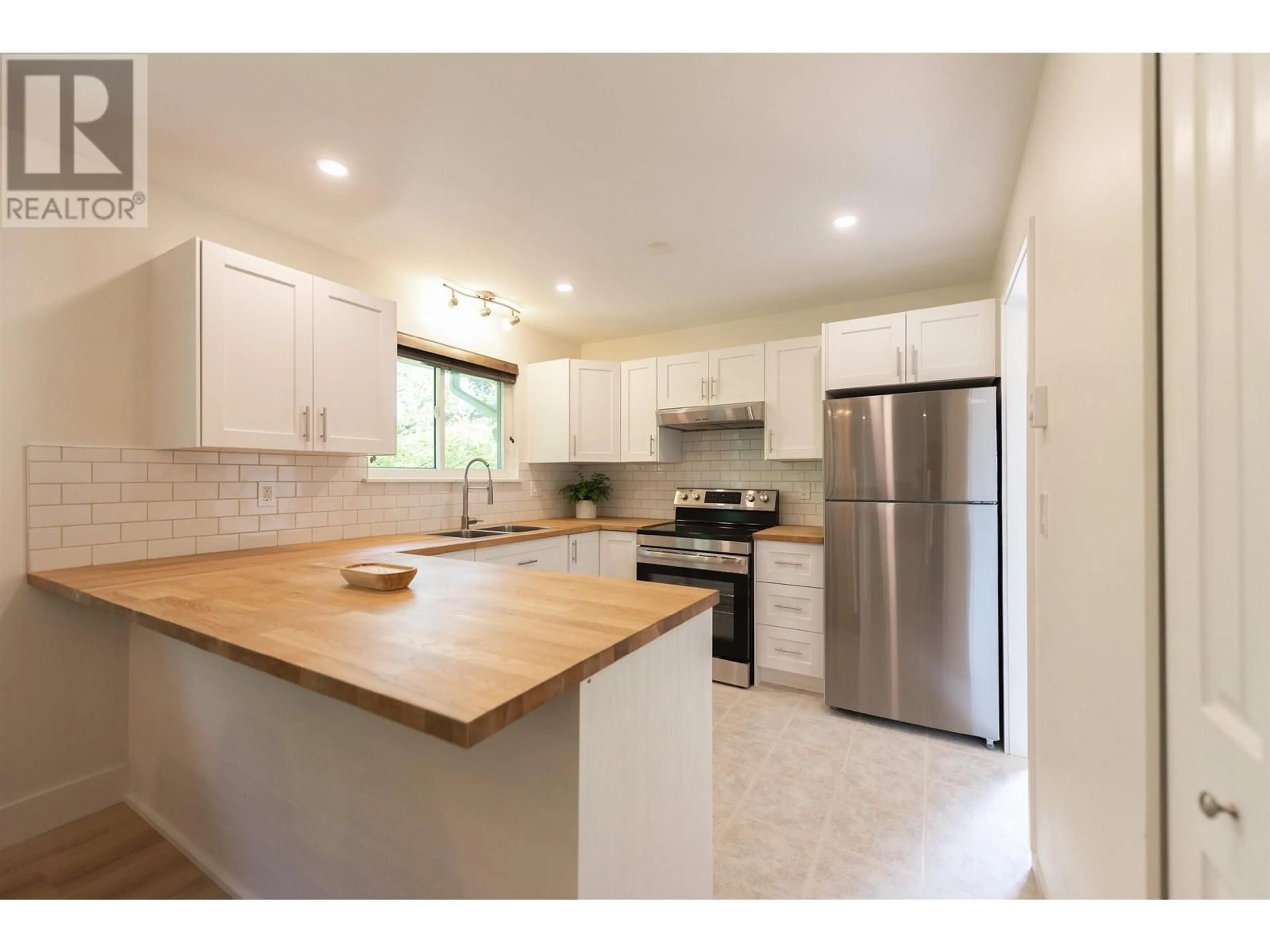 Open concept kitchen, unknown for 5711 TRAIL AVENUE, Sechelt British Columbia V0N3A0