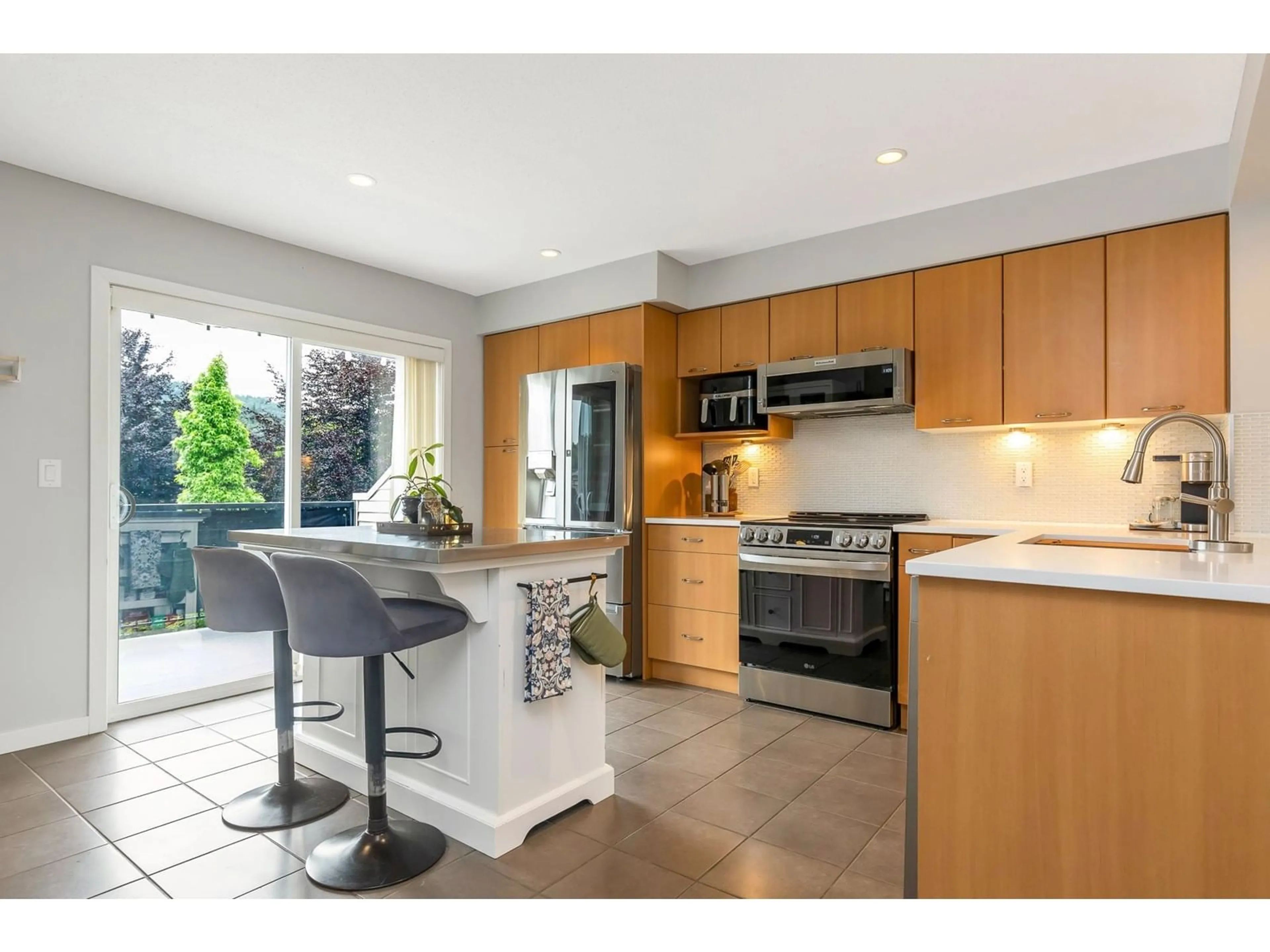 Open concept kitchen, unknown for 60 - 4401 BLAUSON, Abbotsford British Columbia V3G0A4