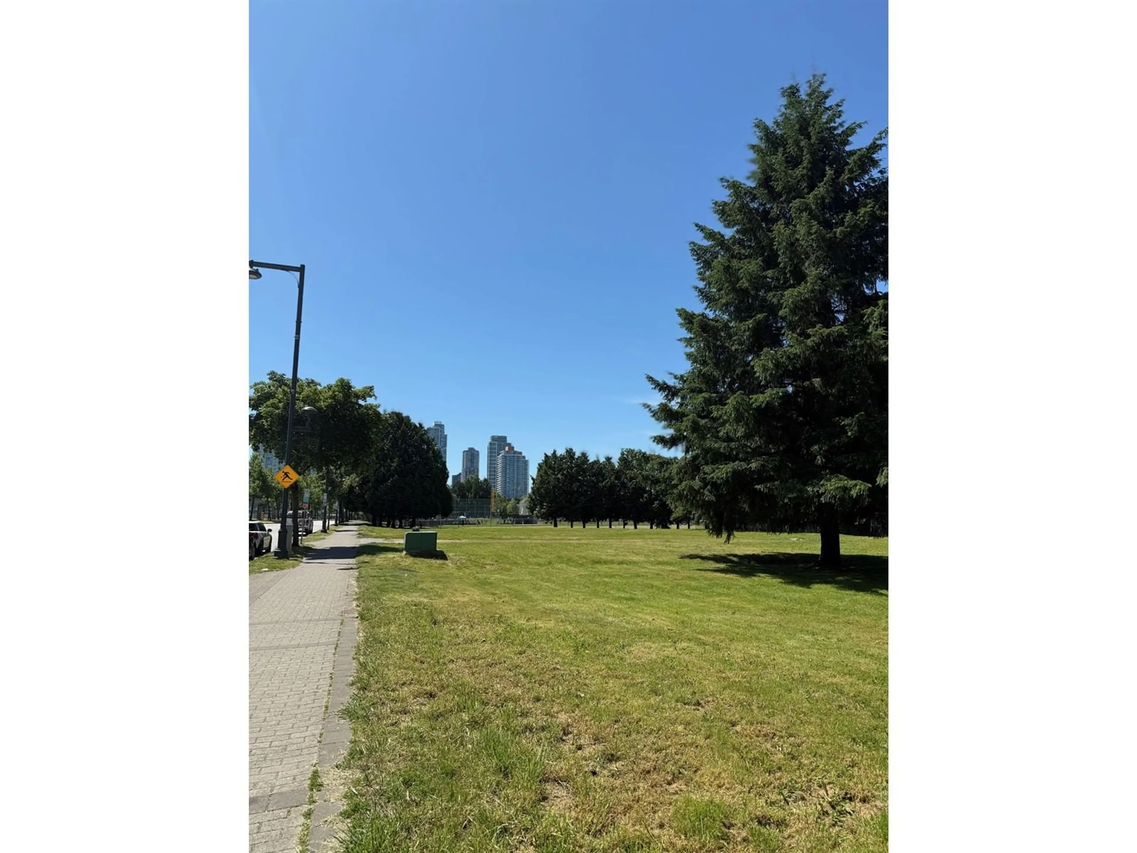 Blurry image for 1908 - 10777 UNIVERSITY, Surrey British Columbia V3T0E6