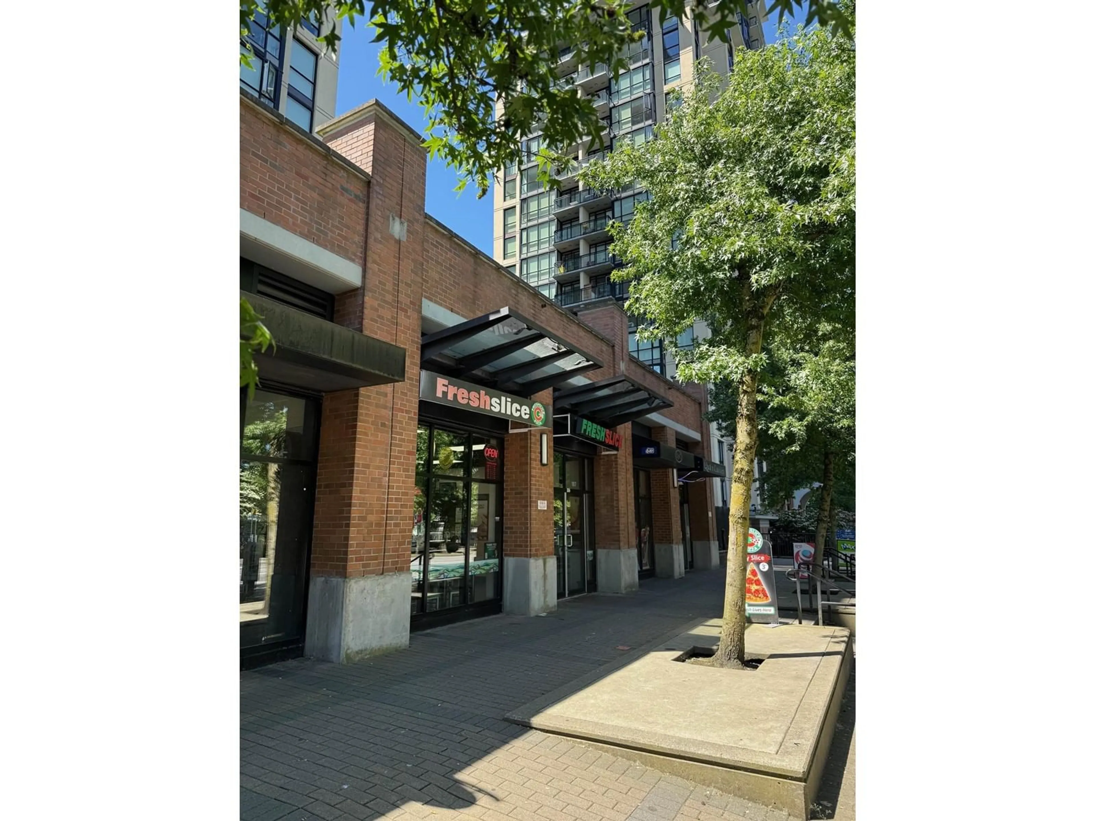 Indoor foyer for 1908 - 10777 UNIVERSITY, Surrey British Columbia V3T0E6