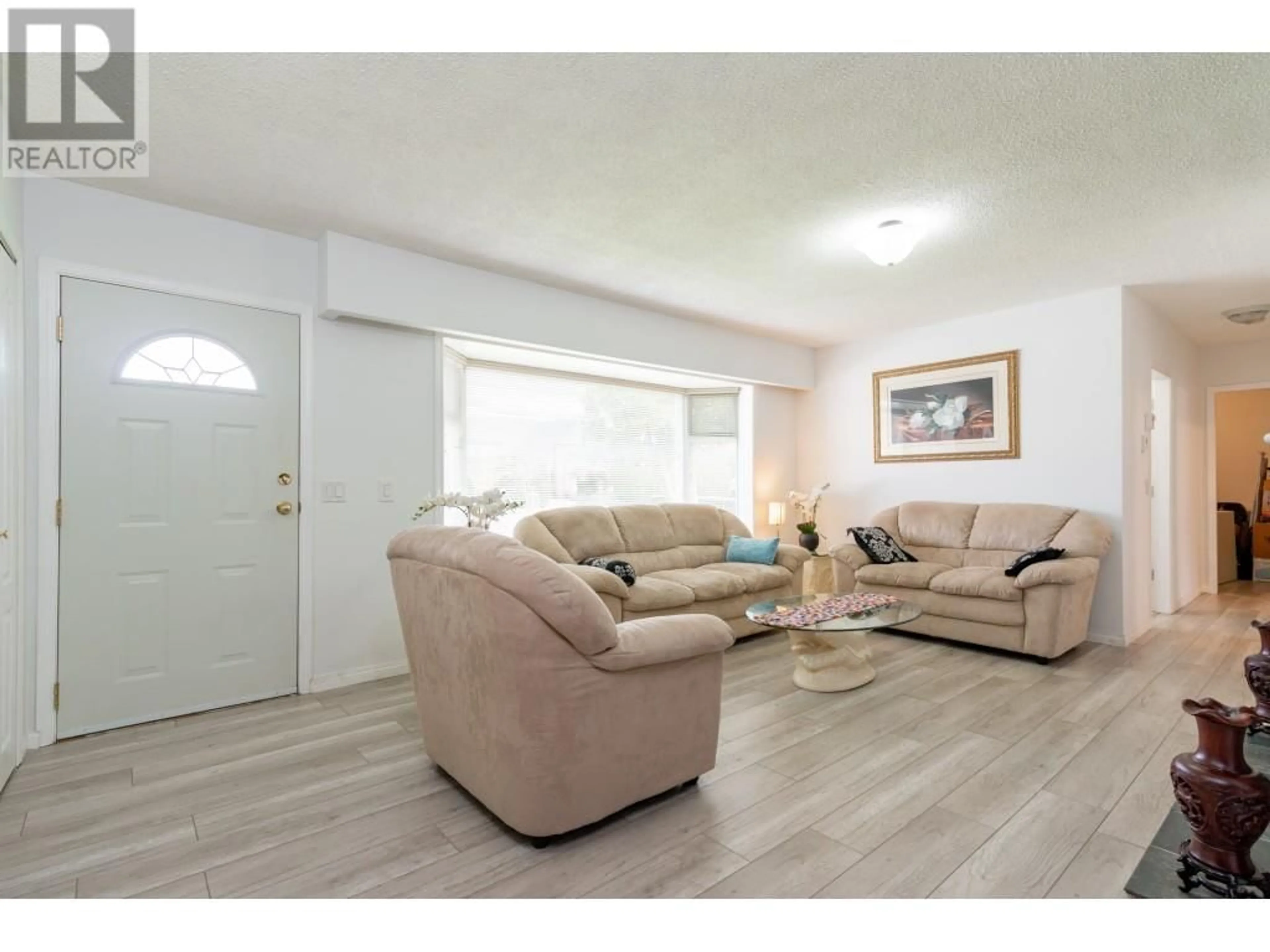 Living room with furniture, wood/laminate floor for 5233 WESTMINSTER AVENUE, Delta British Columbia V4K2J4
