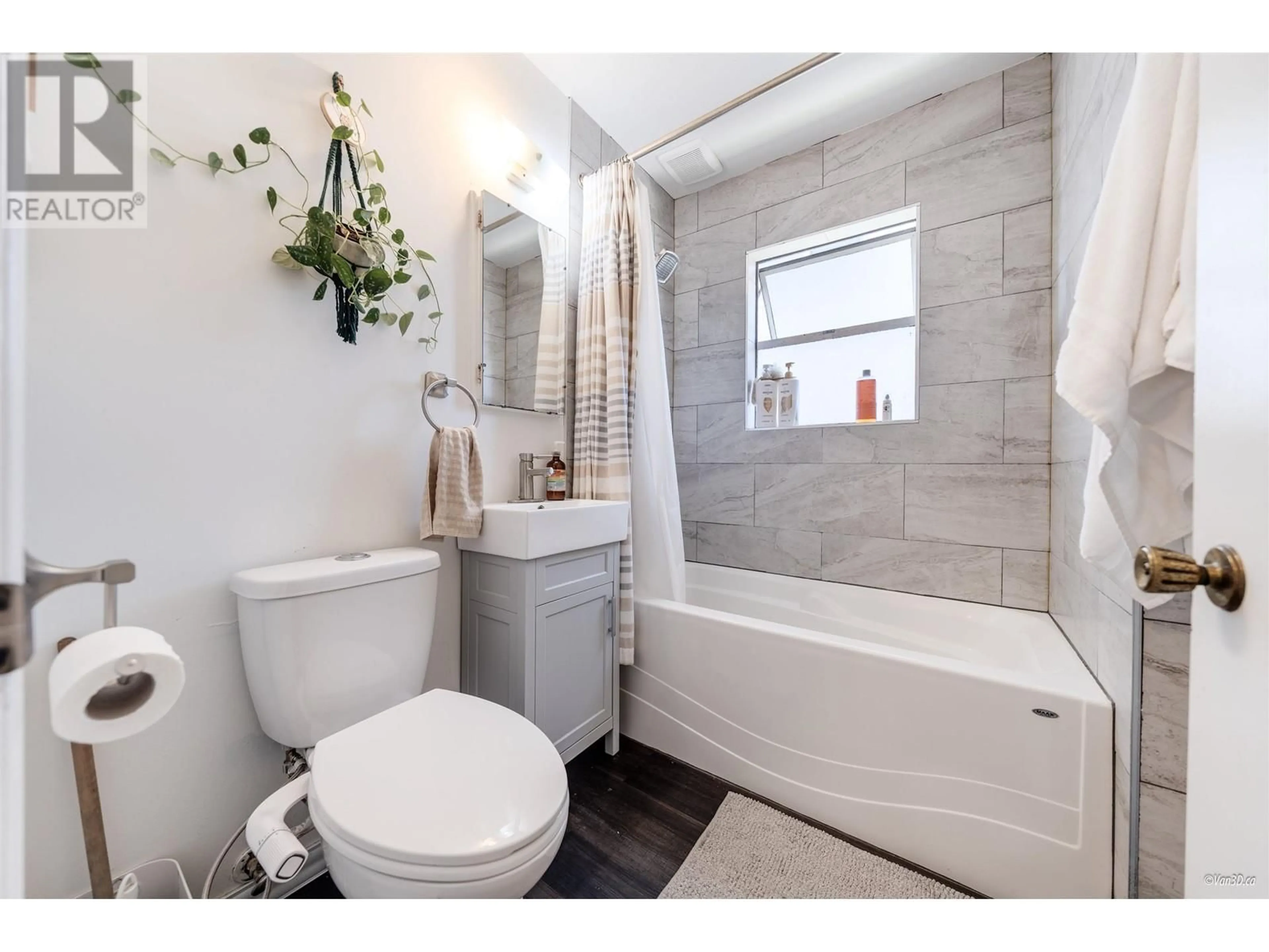 Standard bathroom, ceramic/tile floor for 2611 PARKER STREET, Vancouver British Columbia V5K2T5