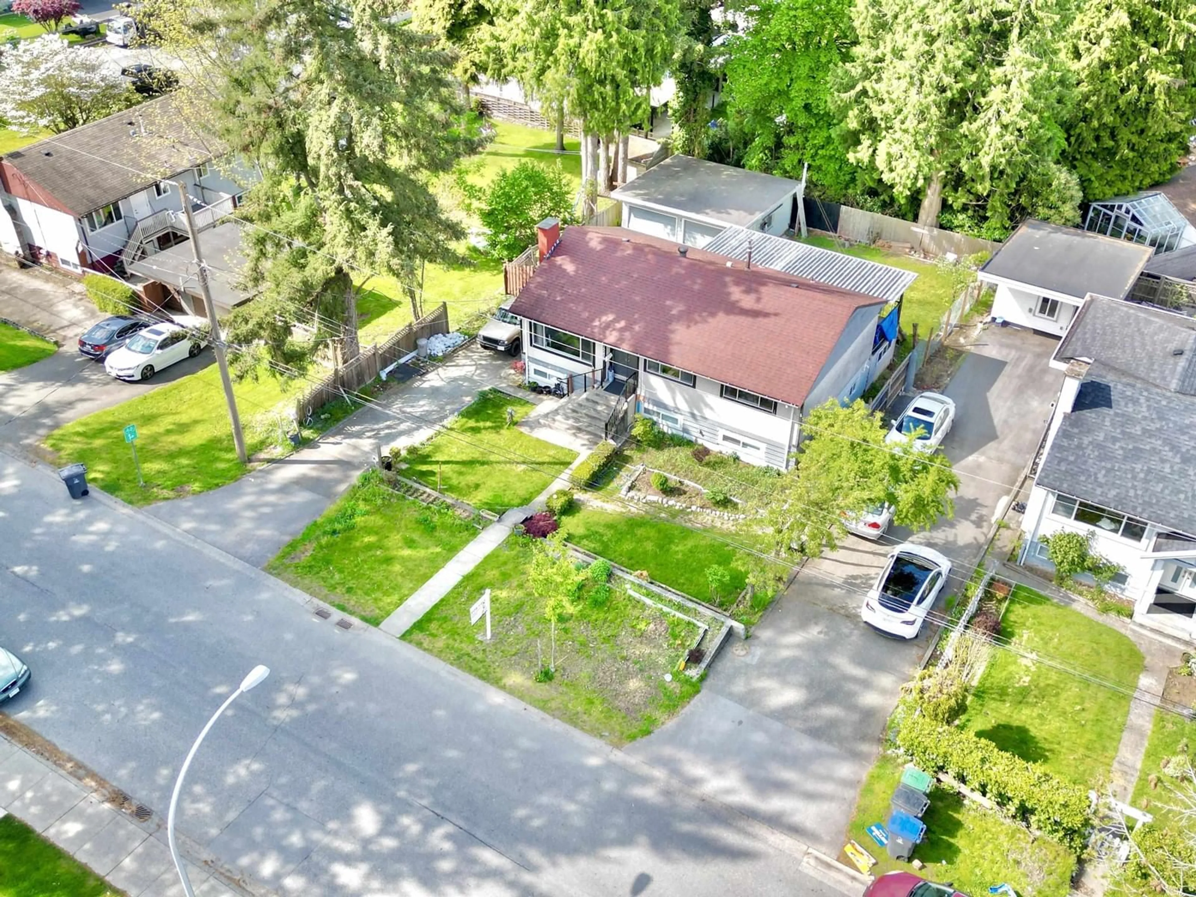A pic from outside/outdoor area/front of a property/back of a property/a pic from drone, street for 12429 99, Surrey British Columbia V3V2P1