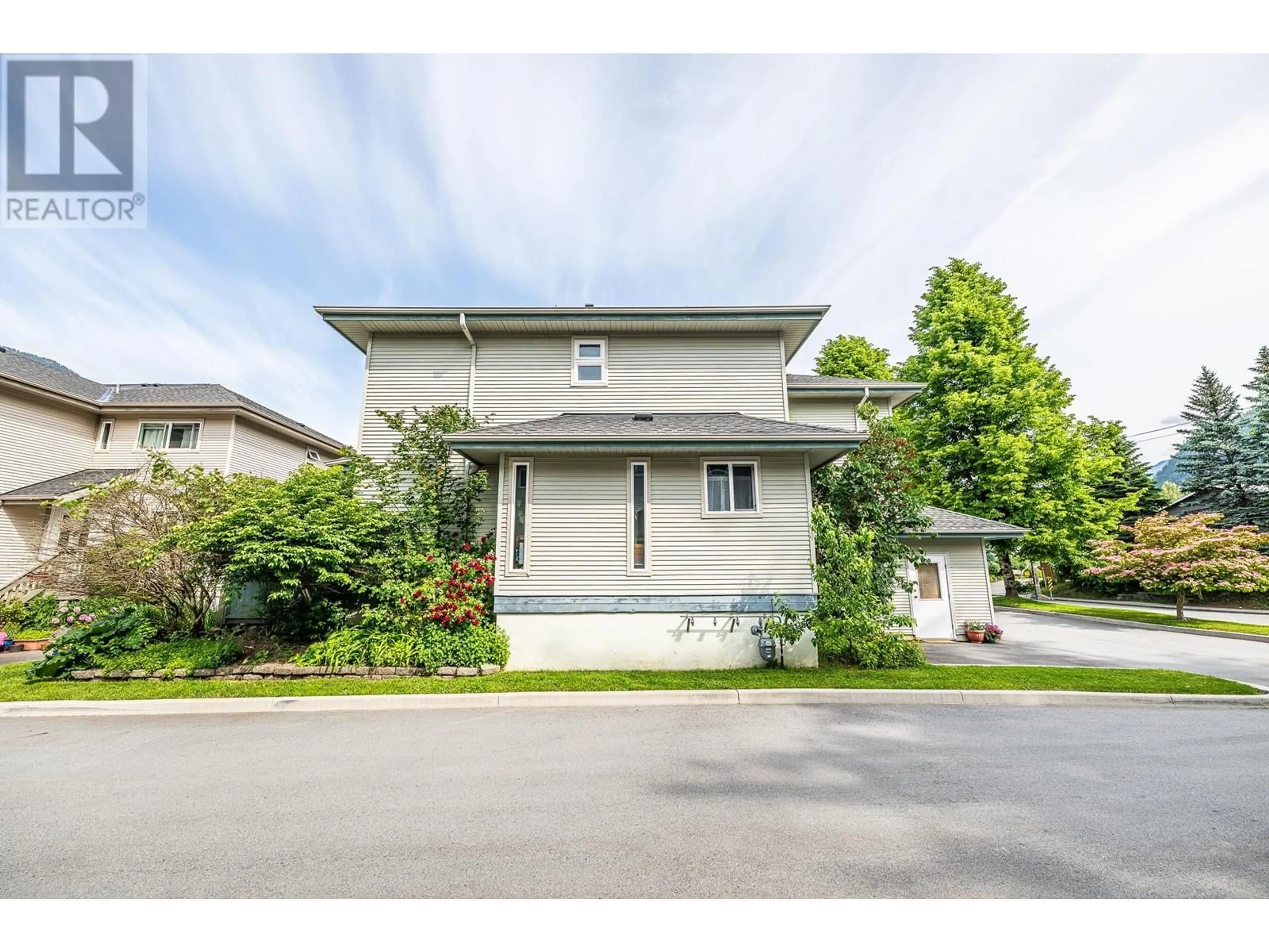 Home with vinyl exterior material, street for 28 - 41449 GOVERNMENT ROAD, Squamish British Columbia V8B0G4