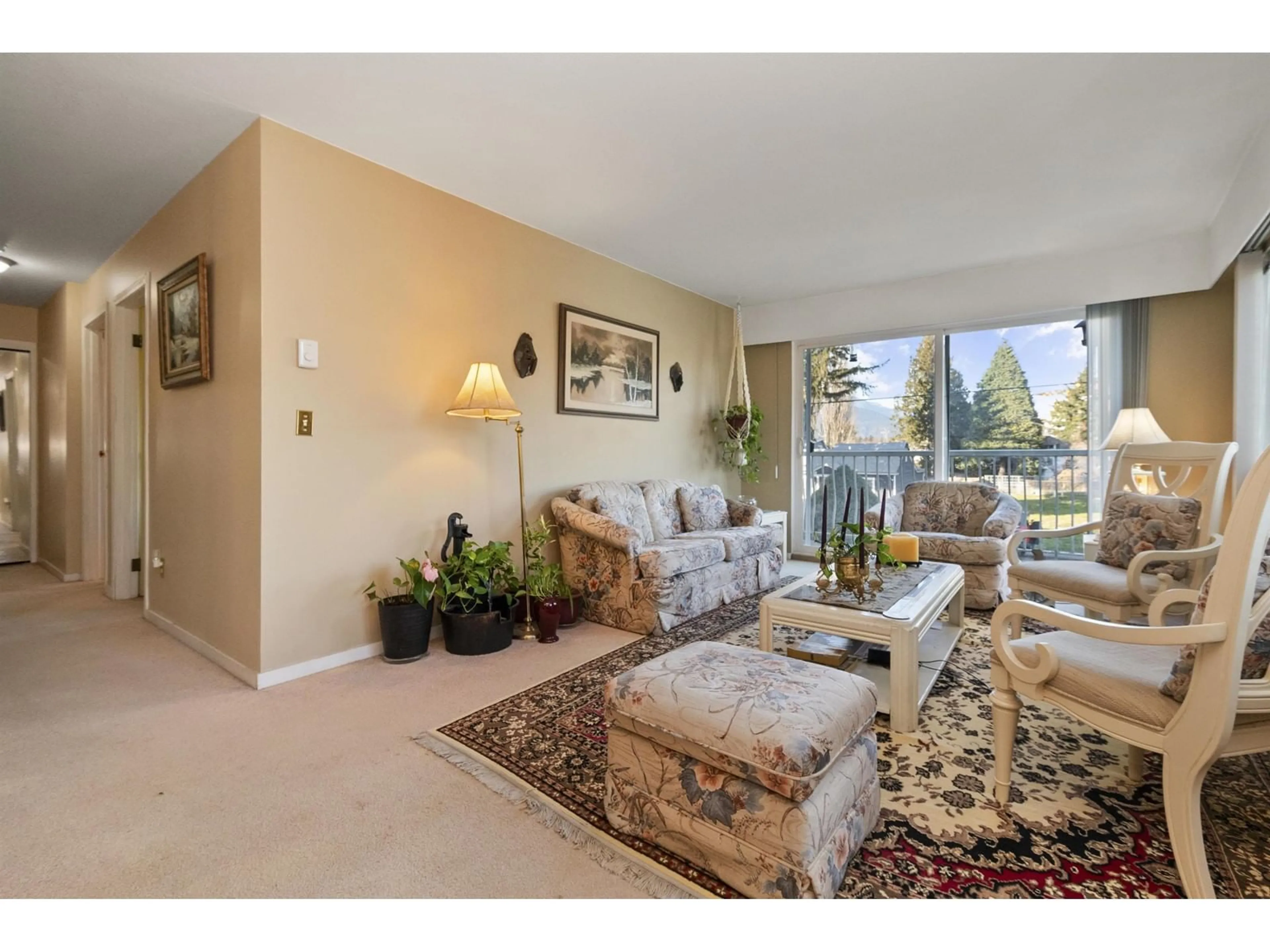 Living room with furniture, carpet floor for 6 - 46210 MARGARET AVENUE, Chilliwack British Columbia V2P2G9