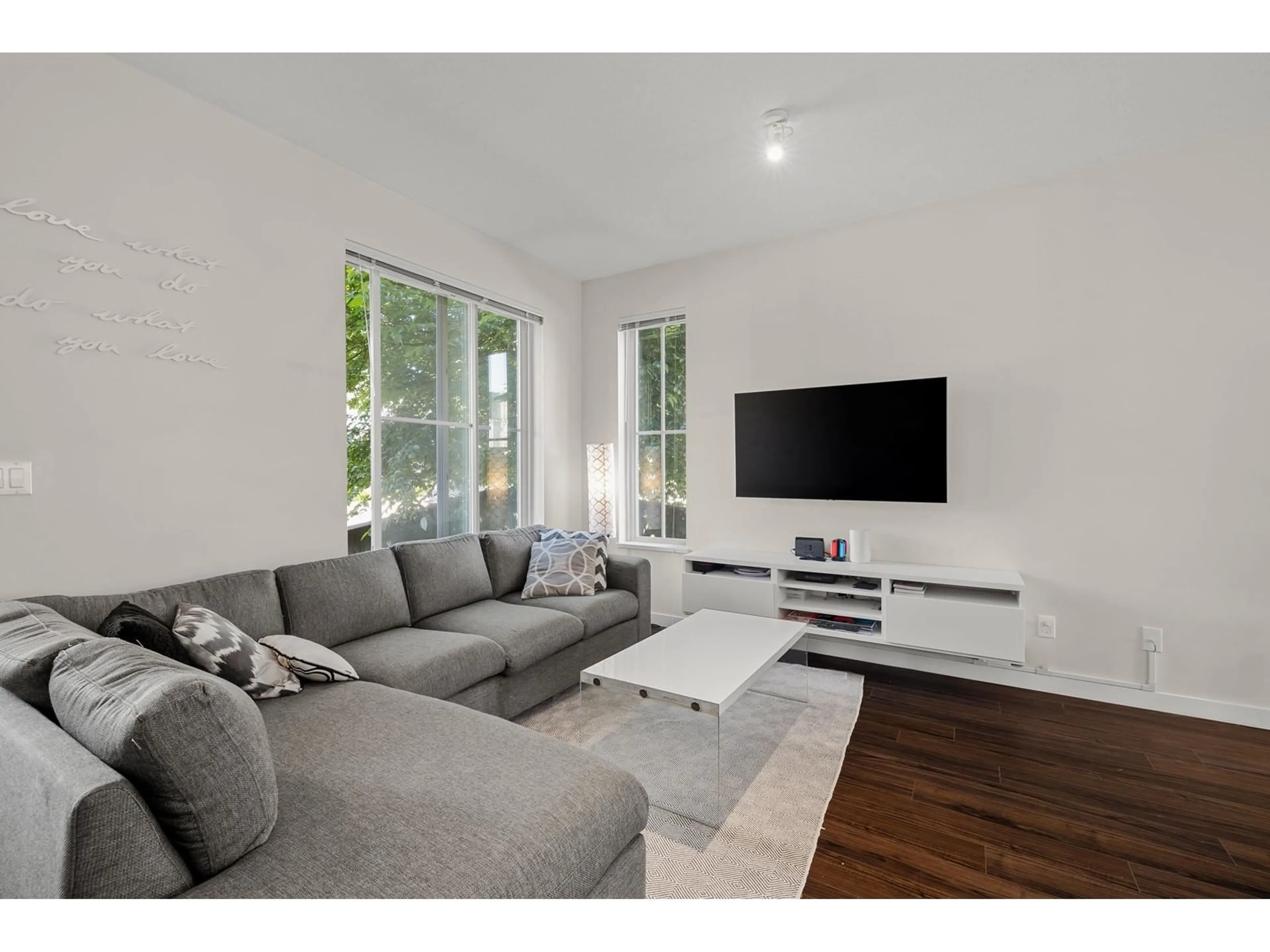 Living room with furniture, wood/laminate floor for 5 - 31032 WESTRIDGE, Abbotsford British Columbia V2T0C6