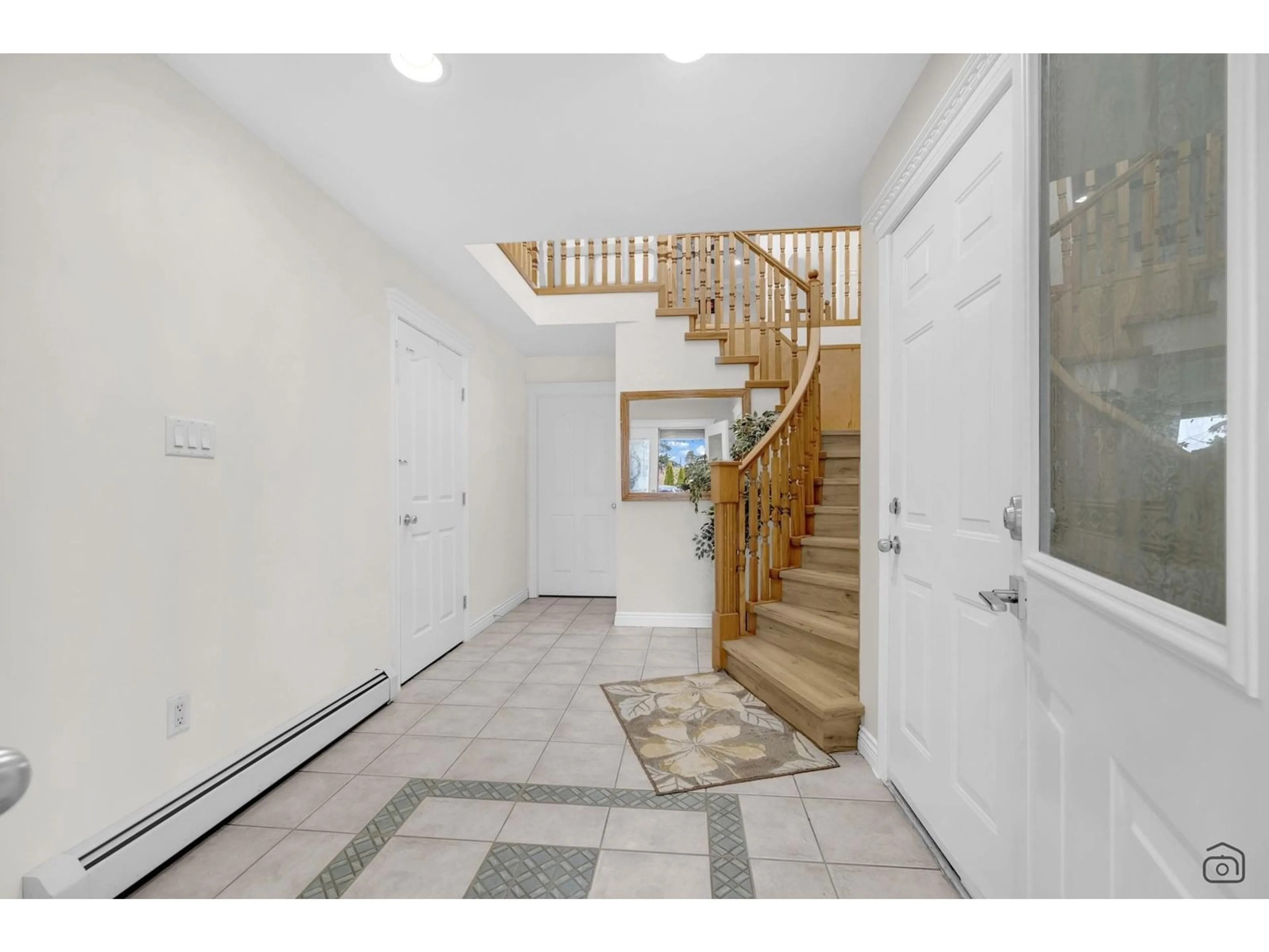 Indoor foyer for 7480 LEE, Mission British Columbia V2V3K8