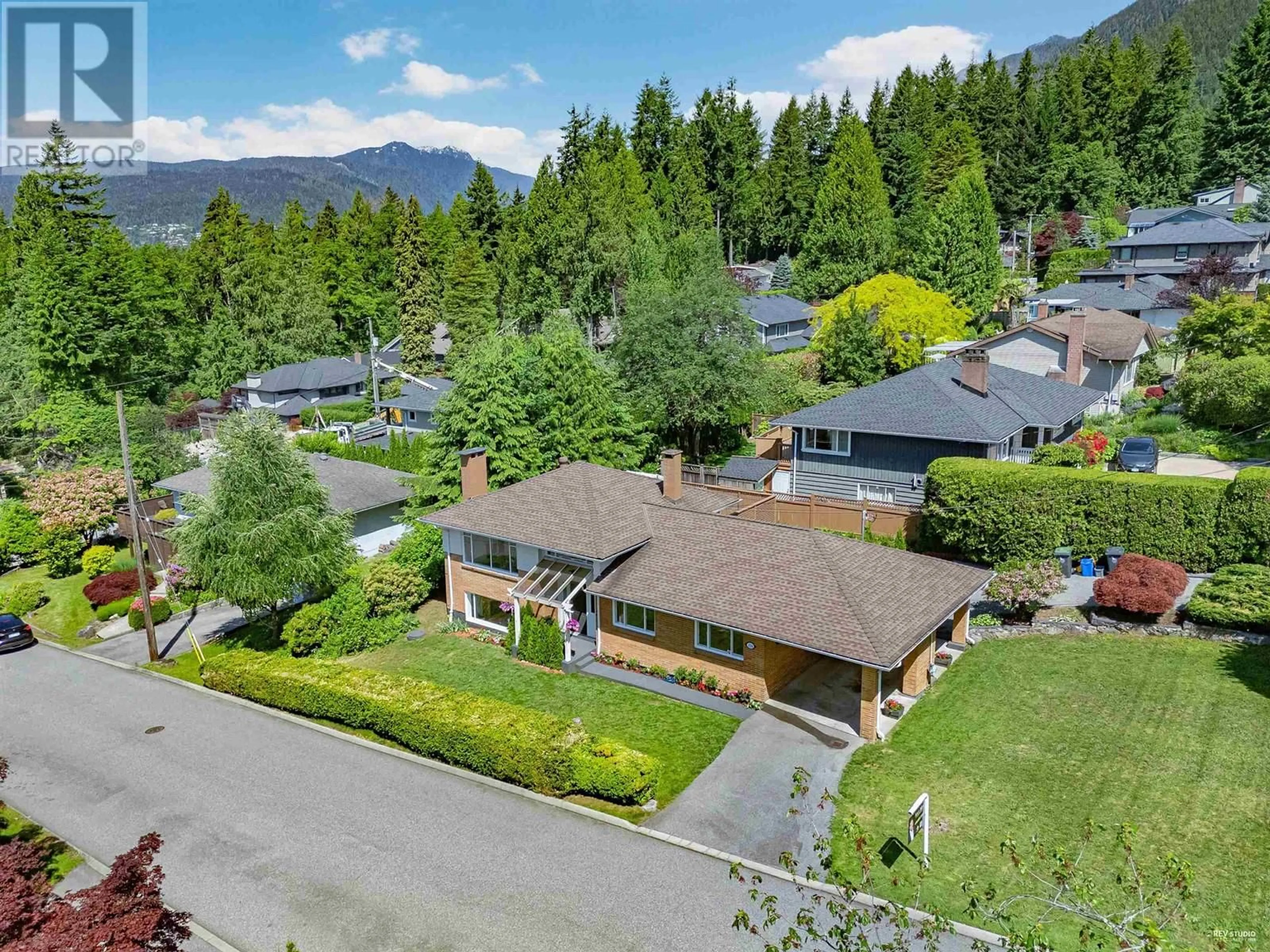 A pic from outside/outdoor area/front of a property/back of a property/a pic from drone, mountain view for 330 BRAEMAR ROAD, North Vancouver British Columbia V7N2T5