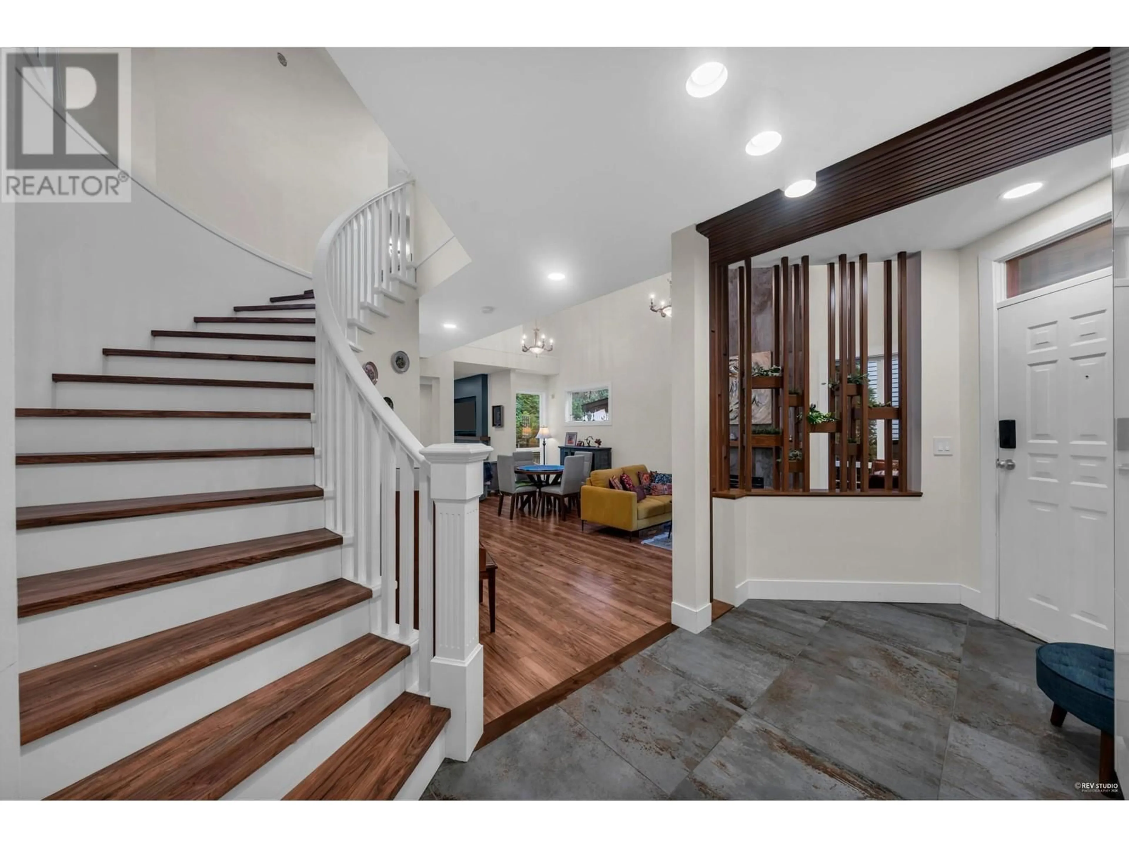 Indoor entryway for 1693 ARBUTUS PLACE, Coquitlam British Columbia V3E3K2
