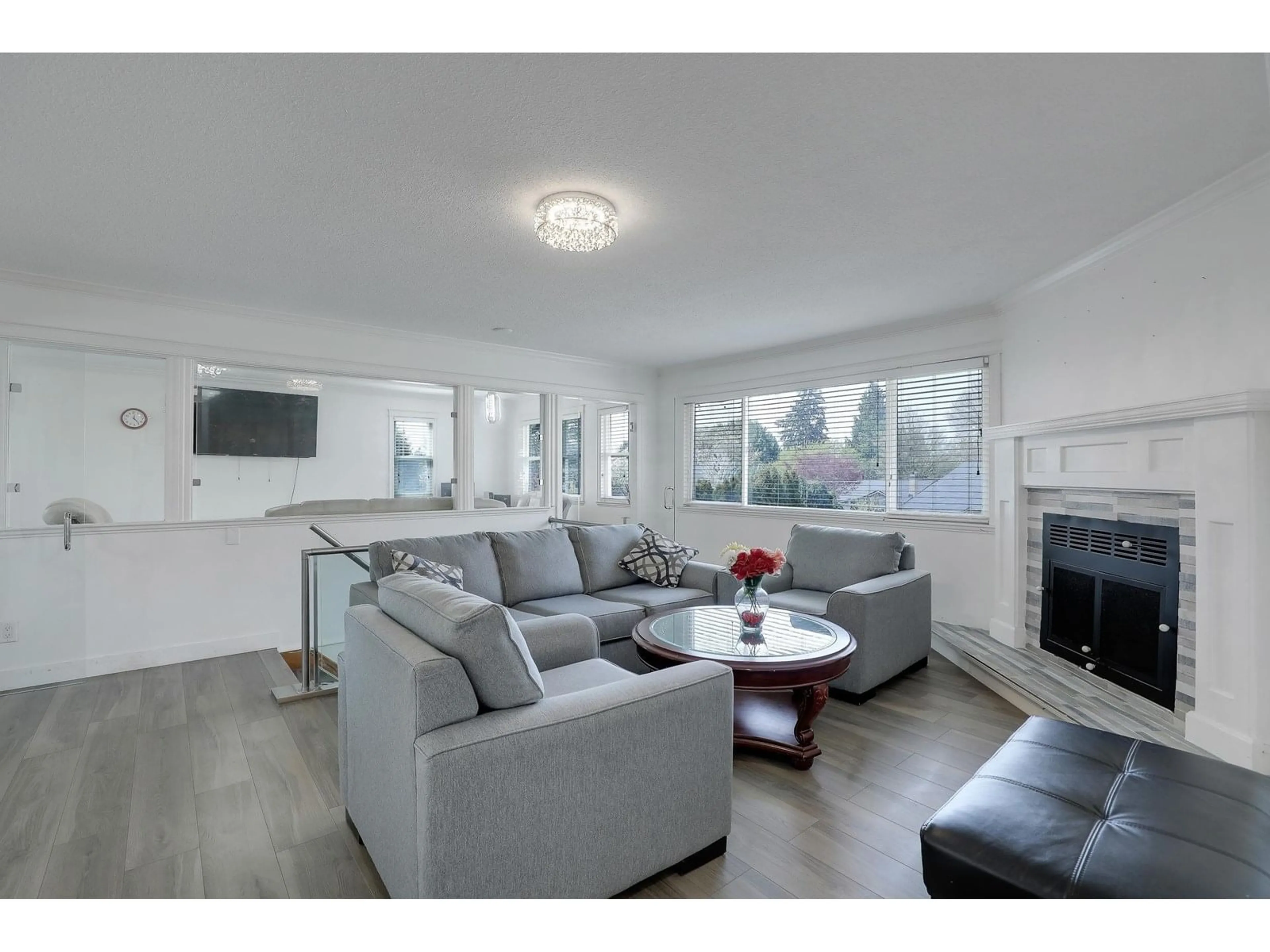 Living room with furniture, wood/laminate floor for 7436 118A, Delta British Columbia V4C6J9