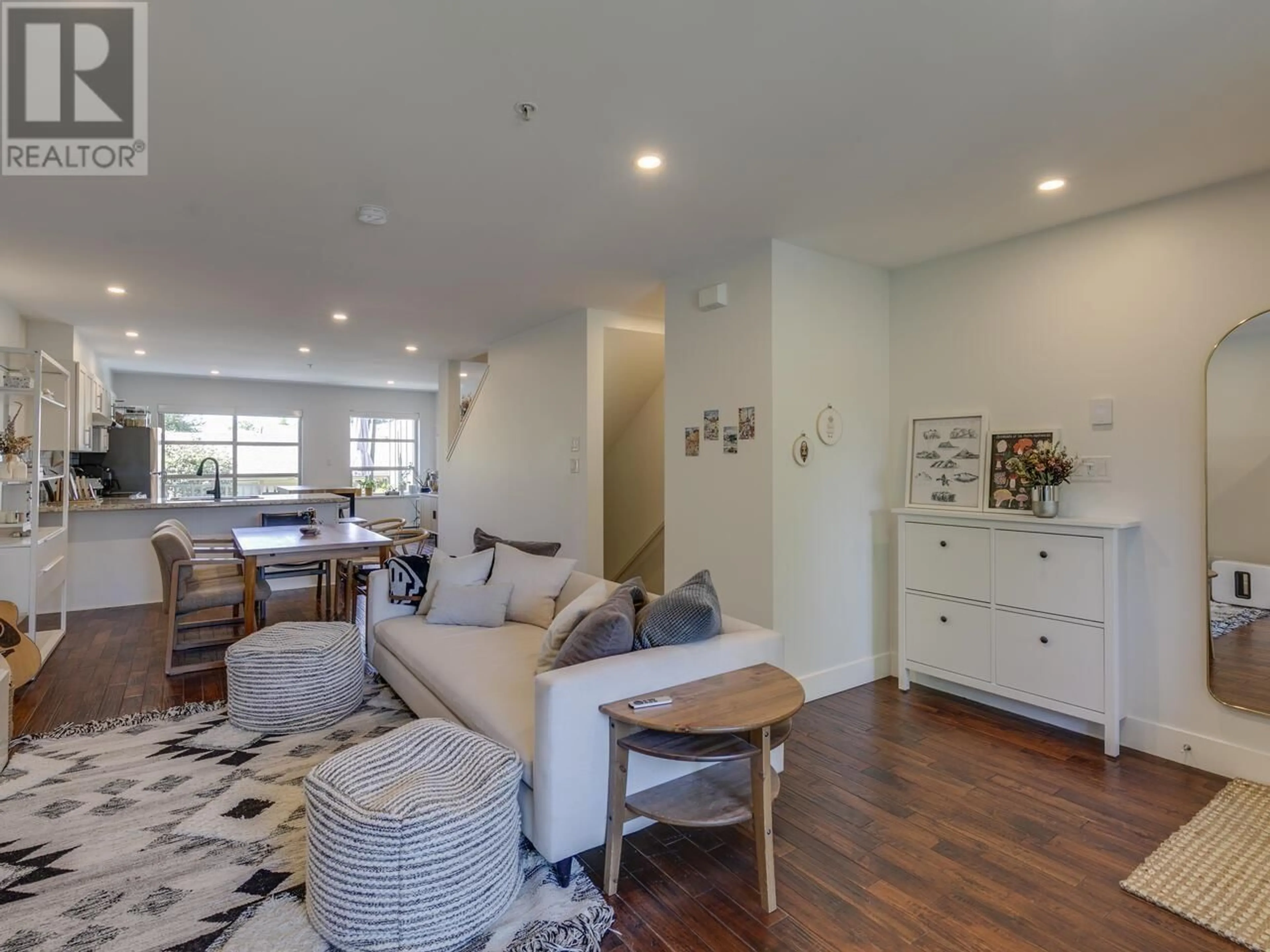 Living room with furniture, wood/laminate floor for 1196 VILLAGE GREEN WAY, Squamish British Columbia V8B0N5