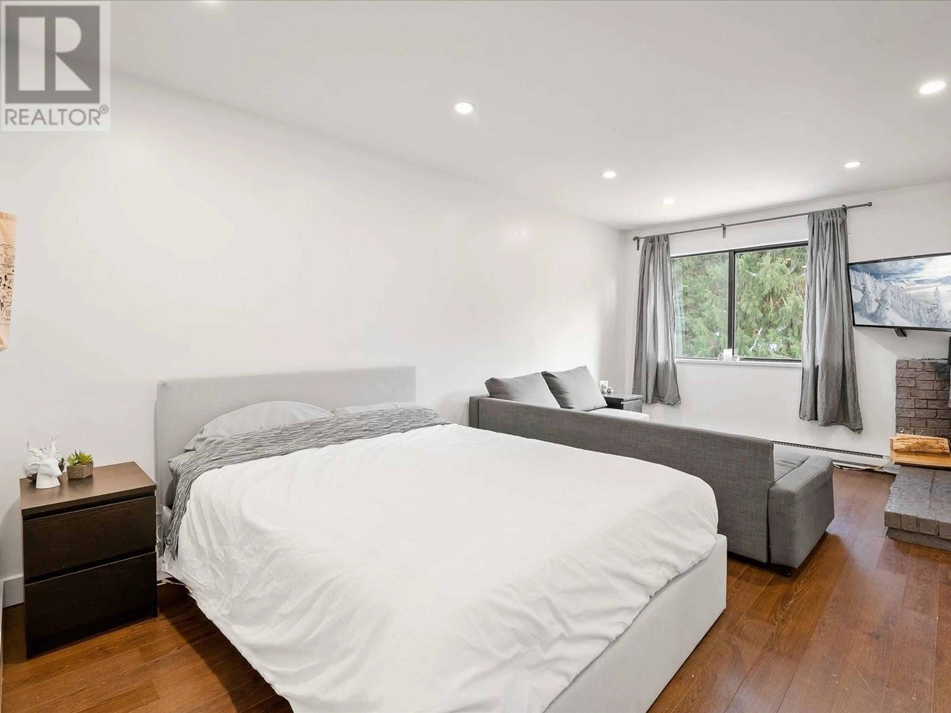 Bedroom with bed, unknown for 301 - 2129 LAKE PLACID ROAD, Whistler British Columbia V8E0N4
