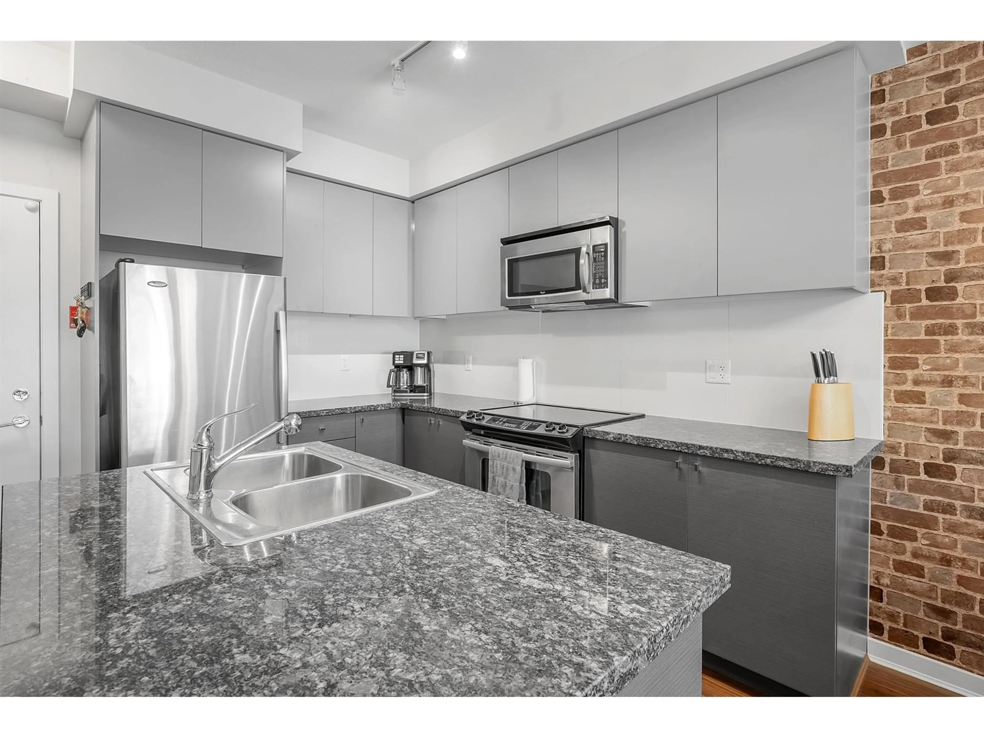 Standard kitchen, unknown for 101 - 6430 194, Surrey British Columbia V4N6J7