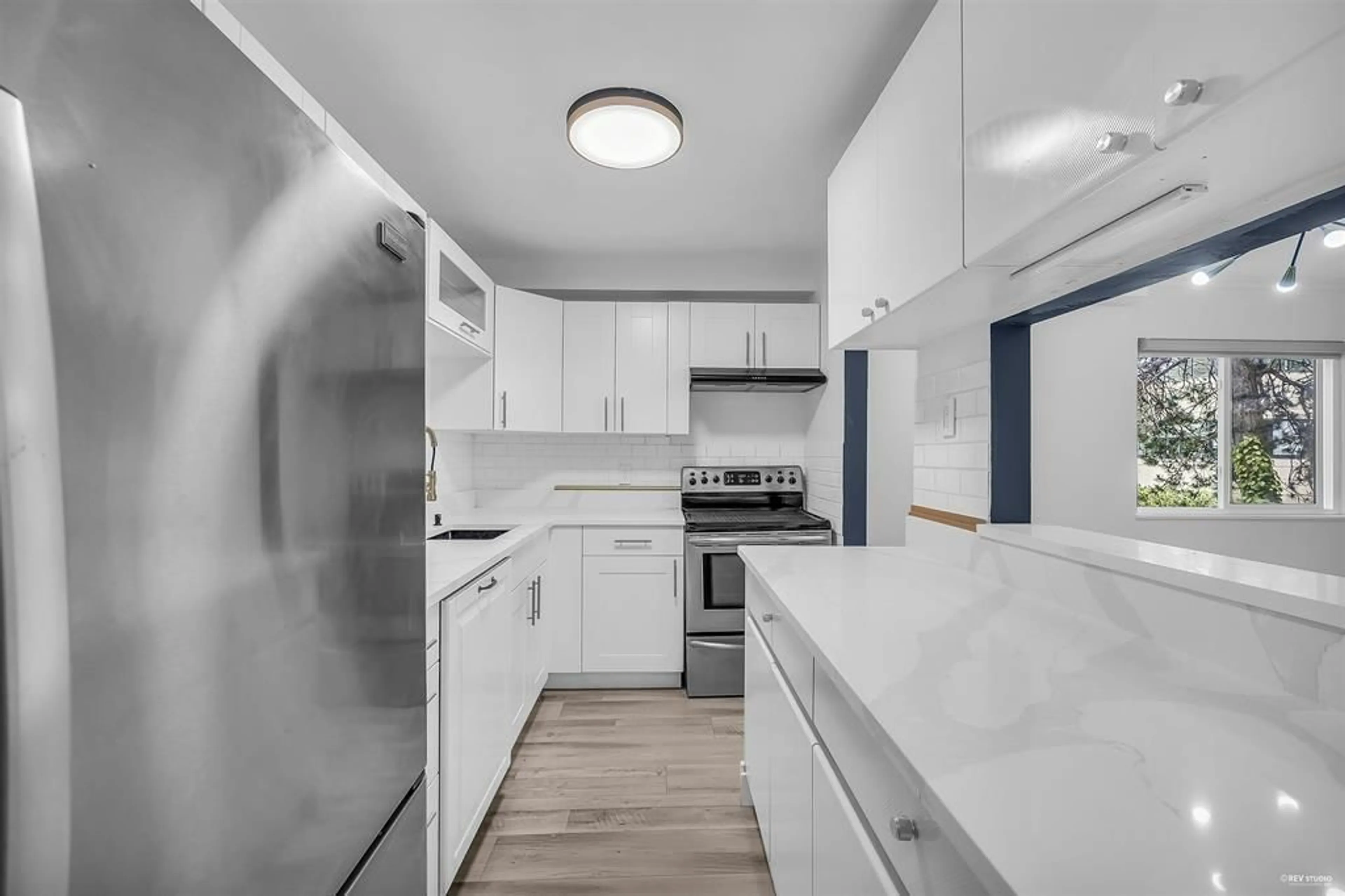 Standard kitchen, unknown for 102 - 1555 FIR, White Rock British Columbia V4B4B6