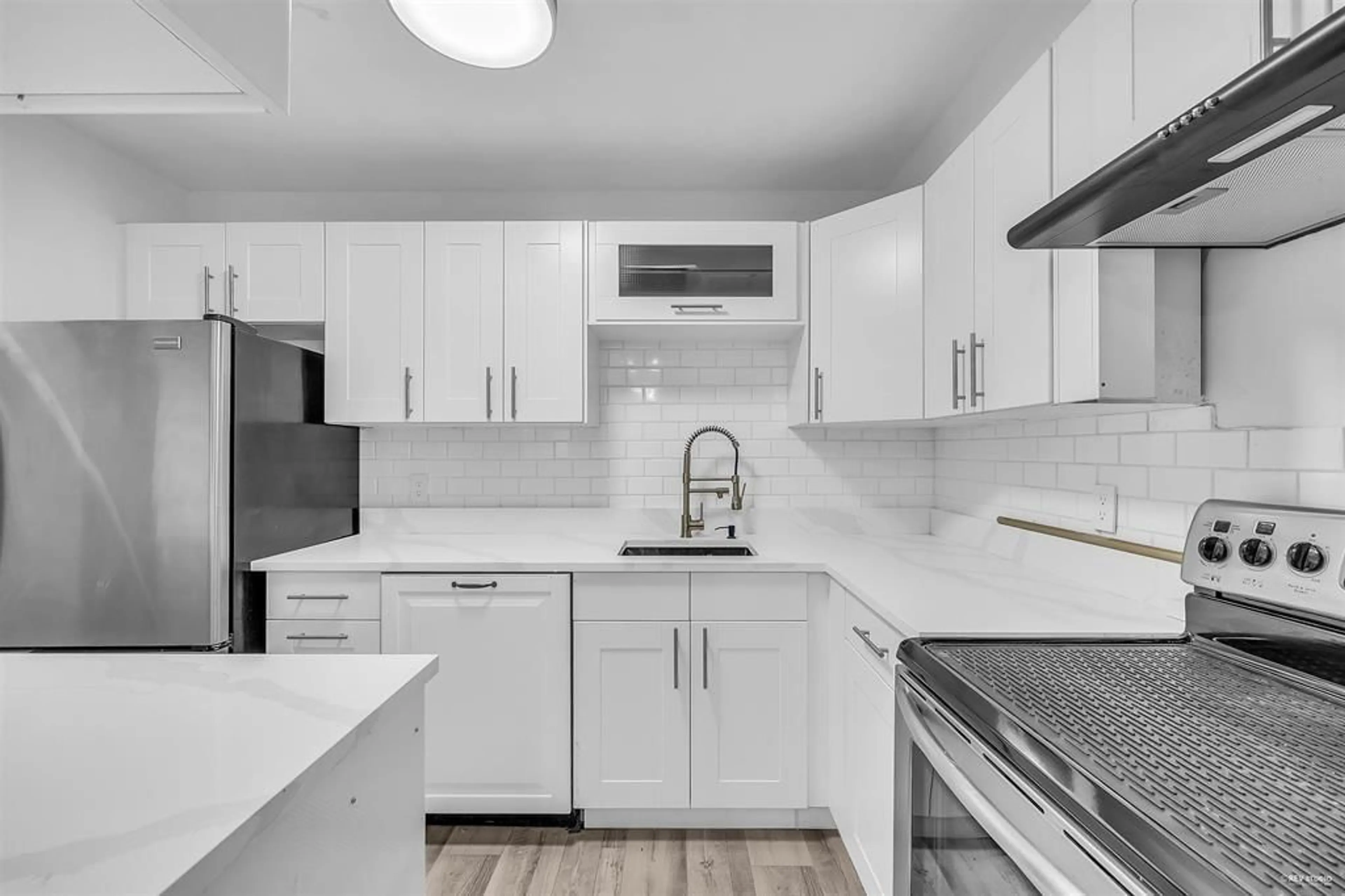 Standard kitchen, unknown for 102 - 1555 FIR, White Rock British Columbia V4B4B6