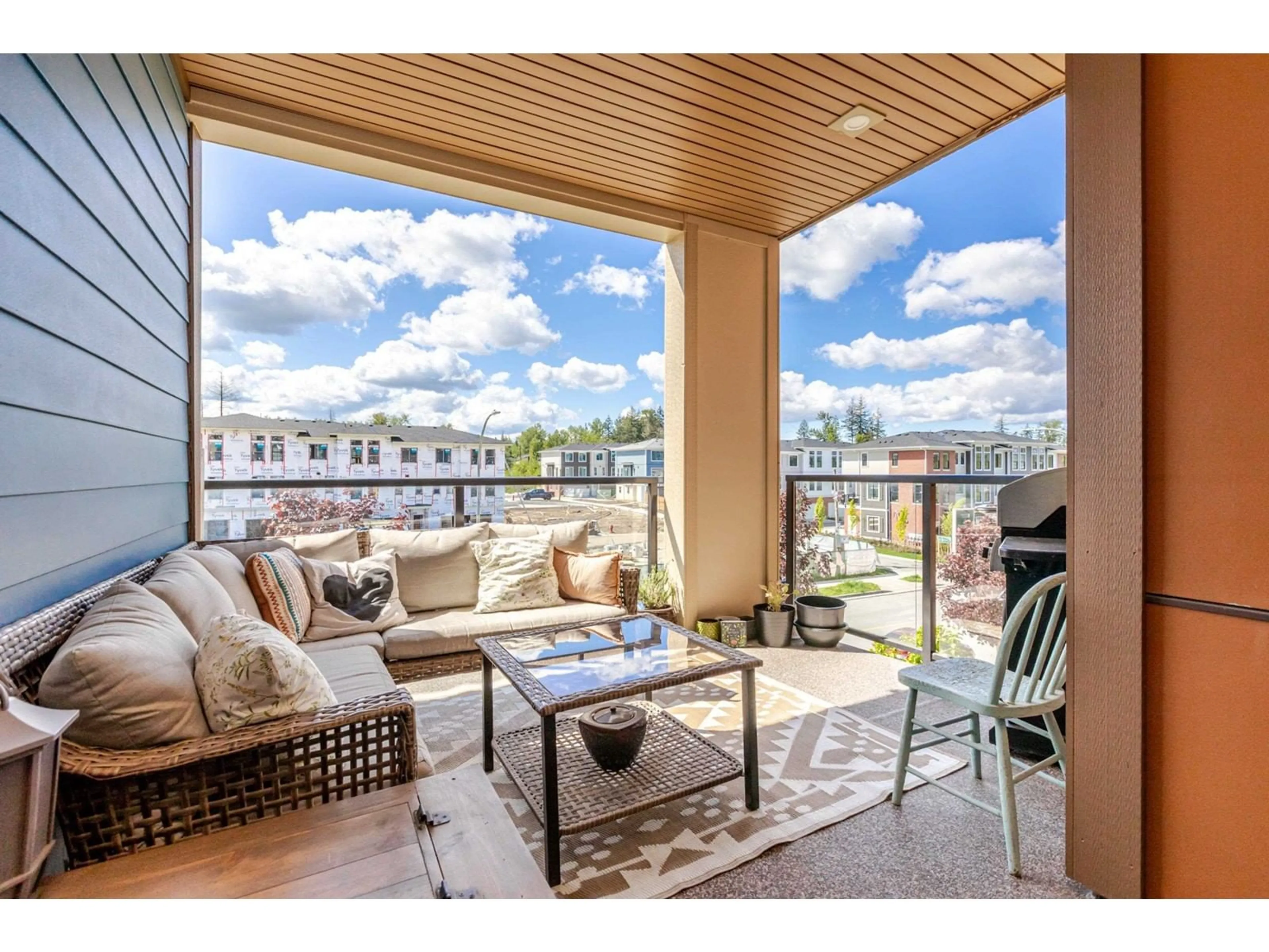 Living room with furniture, wood/laminate floor for 303 - 20673 78, Langley British Columbia V2Y3K1
